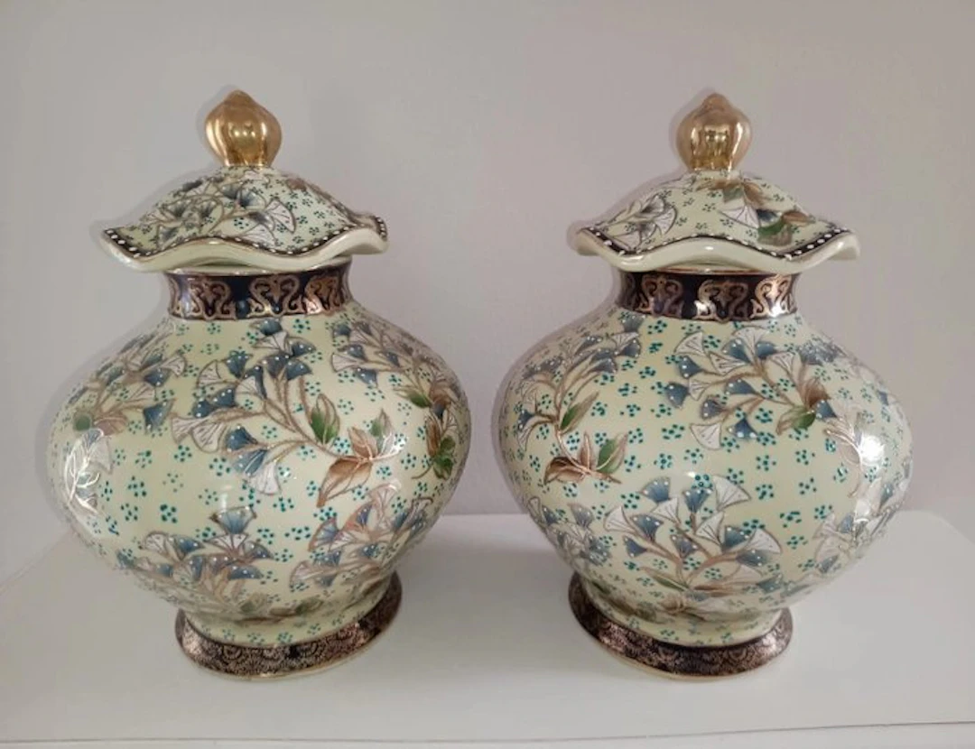 Lidded vase (2) - Ceramic - a pair of hand-painted paintings