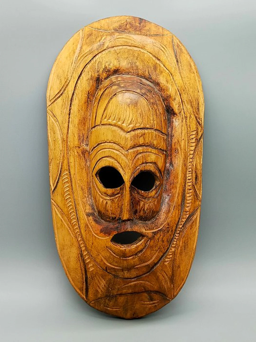 Hand-carved African wooden mask – wall decoration (No reserve price)