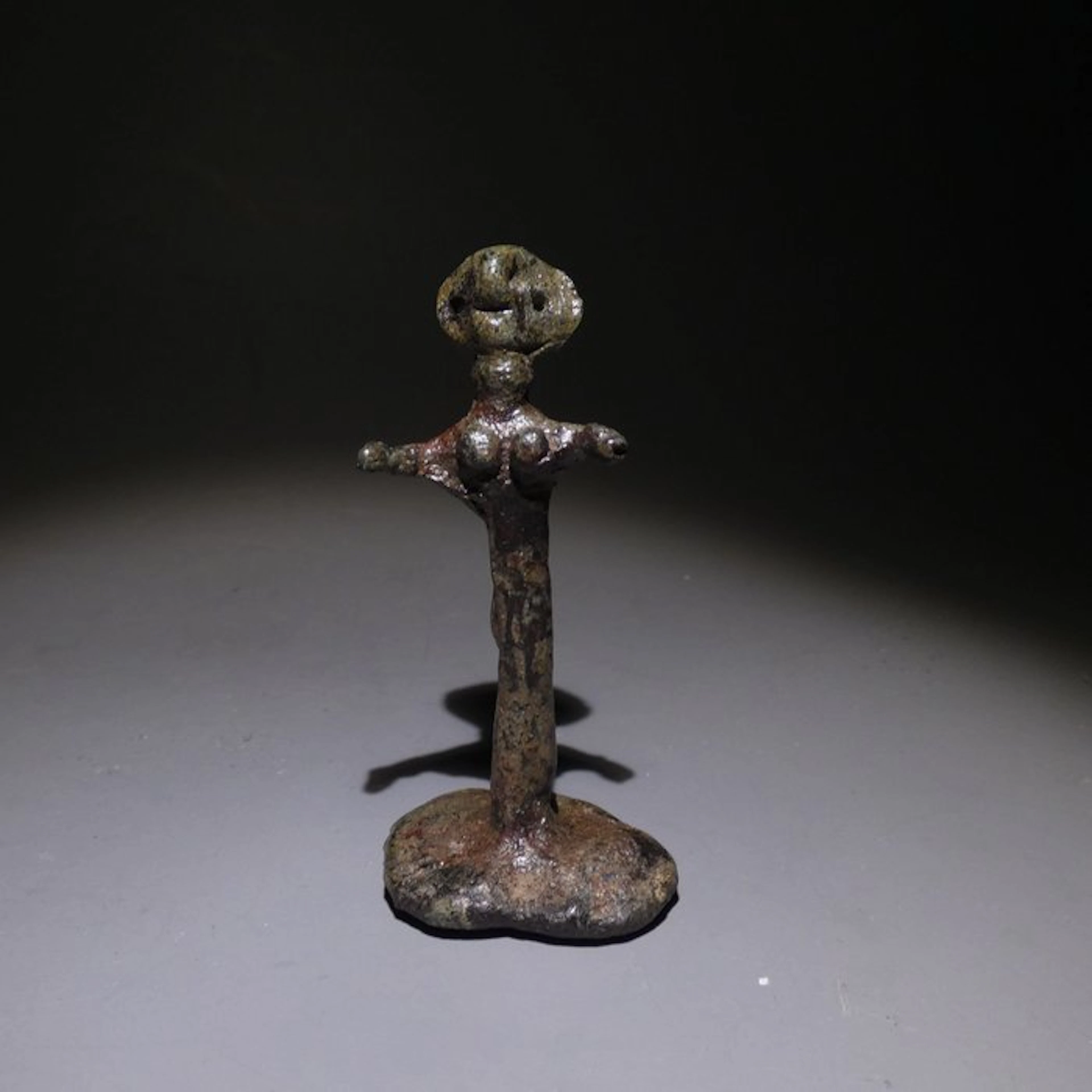 Achaemenid Bronze Important Figure, ex-voto. 5,5 cm H. 5th century BC.