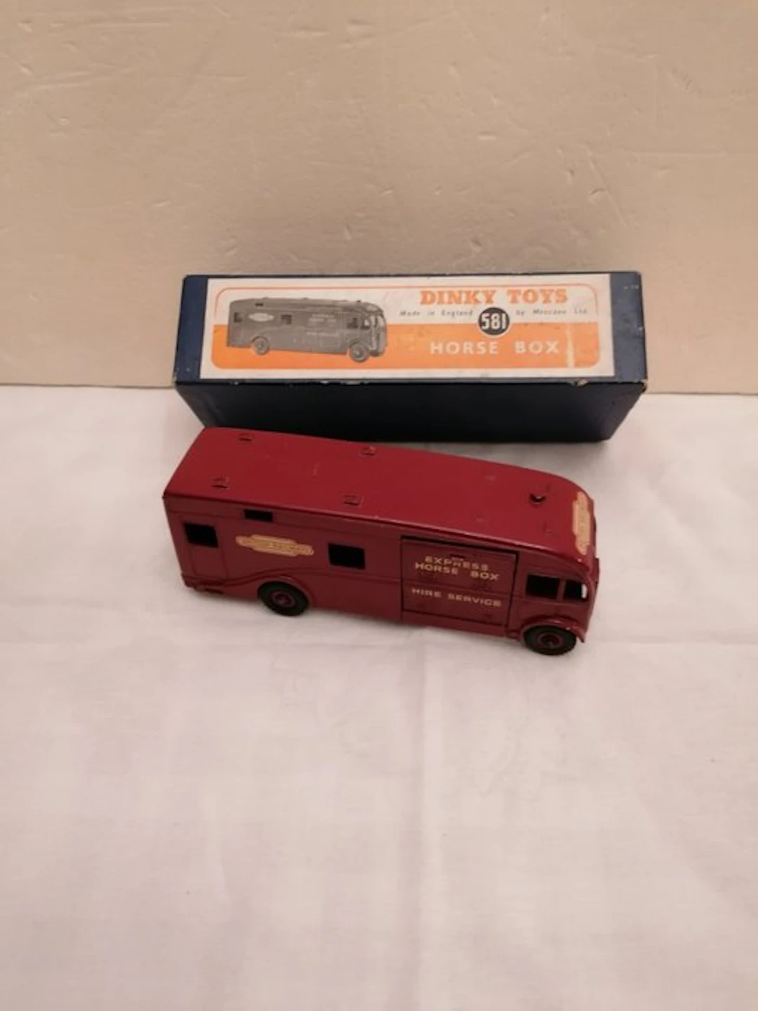 Dinky Toys 1:43 - Model car - Dinky Toys 581 Horse Box /...