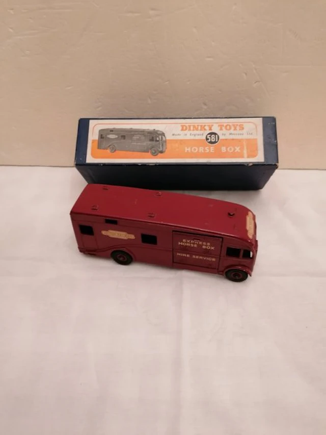 Dinky Toys 1:43 - Model car - Dinky Toys 581 Horse Box /...