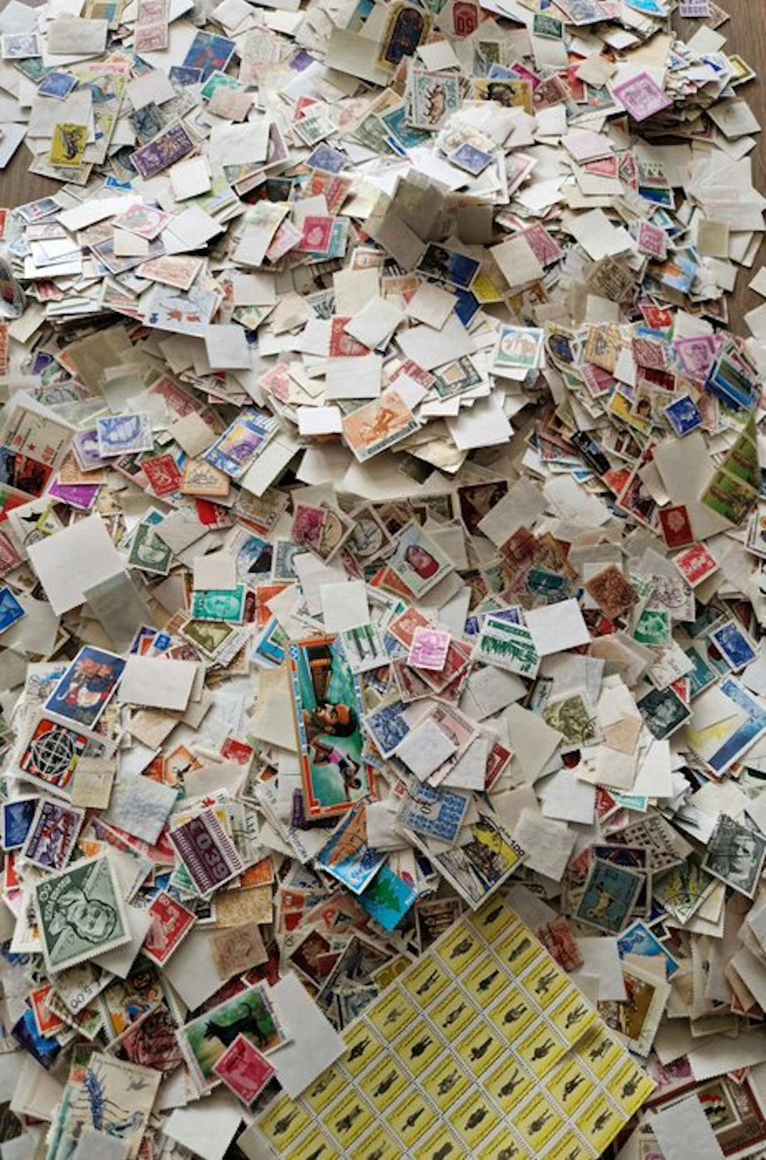 World - approximately 10,000 (!) stamps soaked off +...