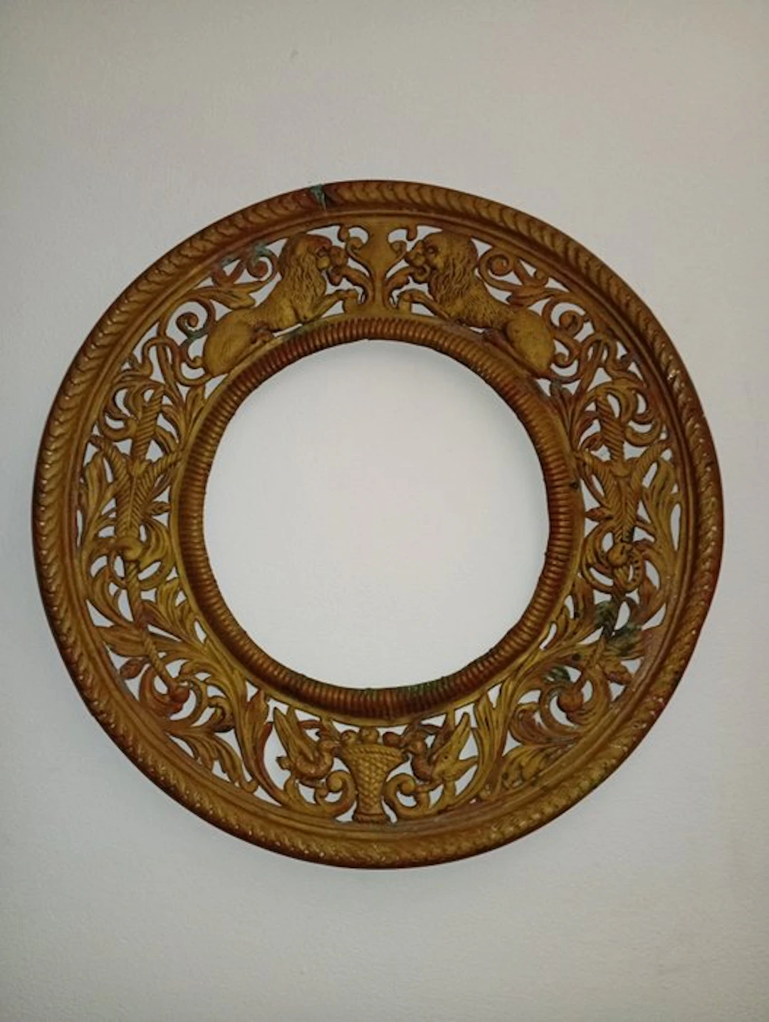 Picture frame with lions in relief - Copper - Morocco - Early 20th century