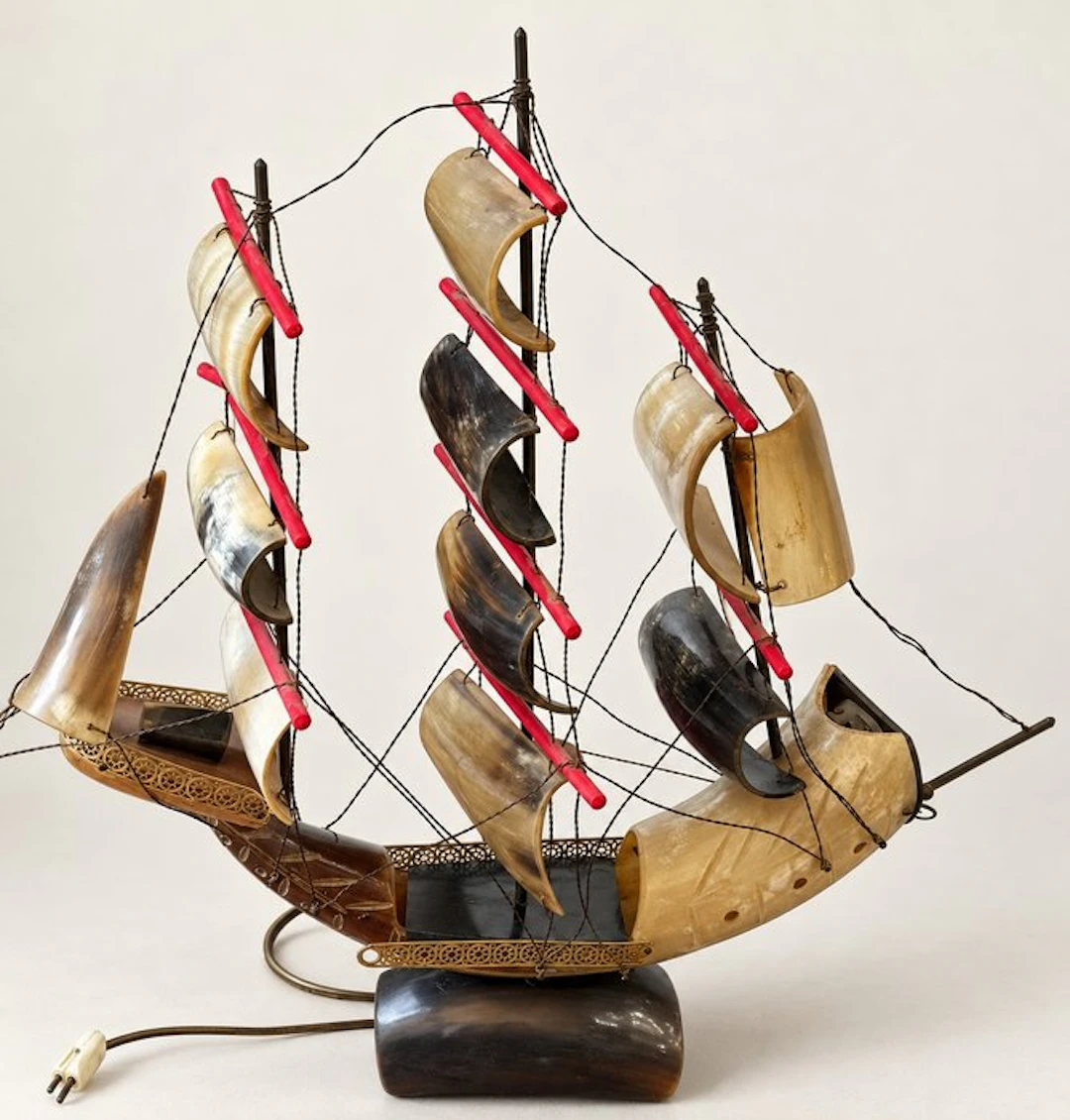 Lamp - Horn - vintage sailing-ship tabl
