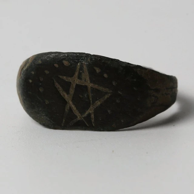 Medieval, Crusaders Era Bronze Ring depicting a pentagram (No reserve price)