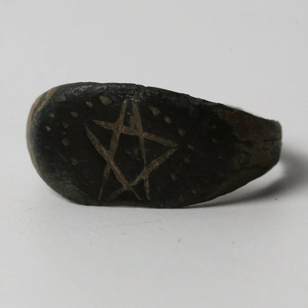 Medieval, Crusaders Era Bronze Ring depicting a pentagram (No reserve price)