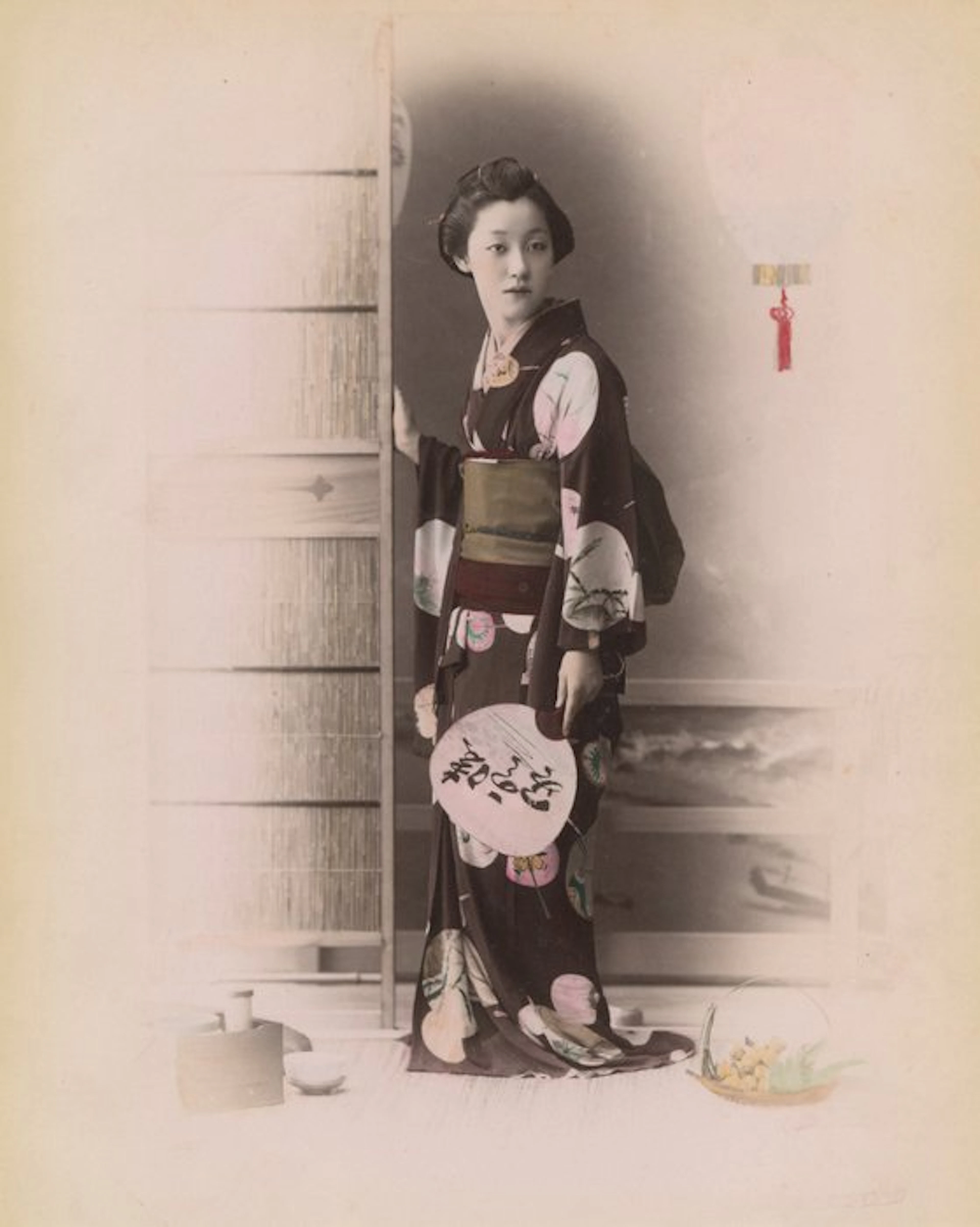 Enami, Farsari, Suzuki, Yokohama School (XIX) - Girl at fan