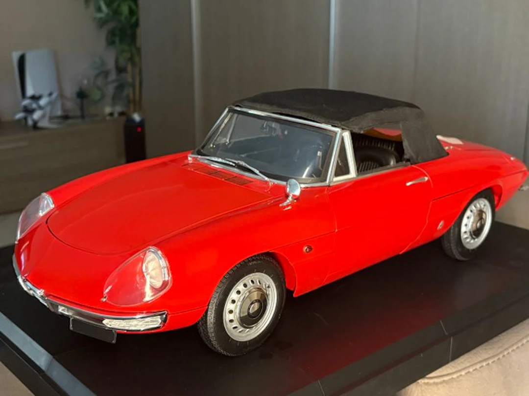 Hachette 1:8 - Model car - Alfa Romeo spider duetto