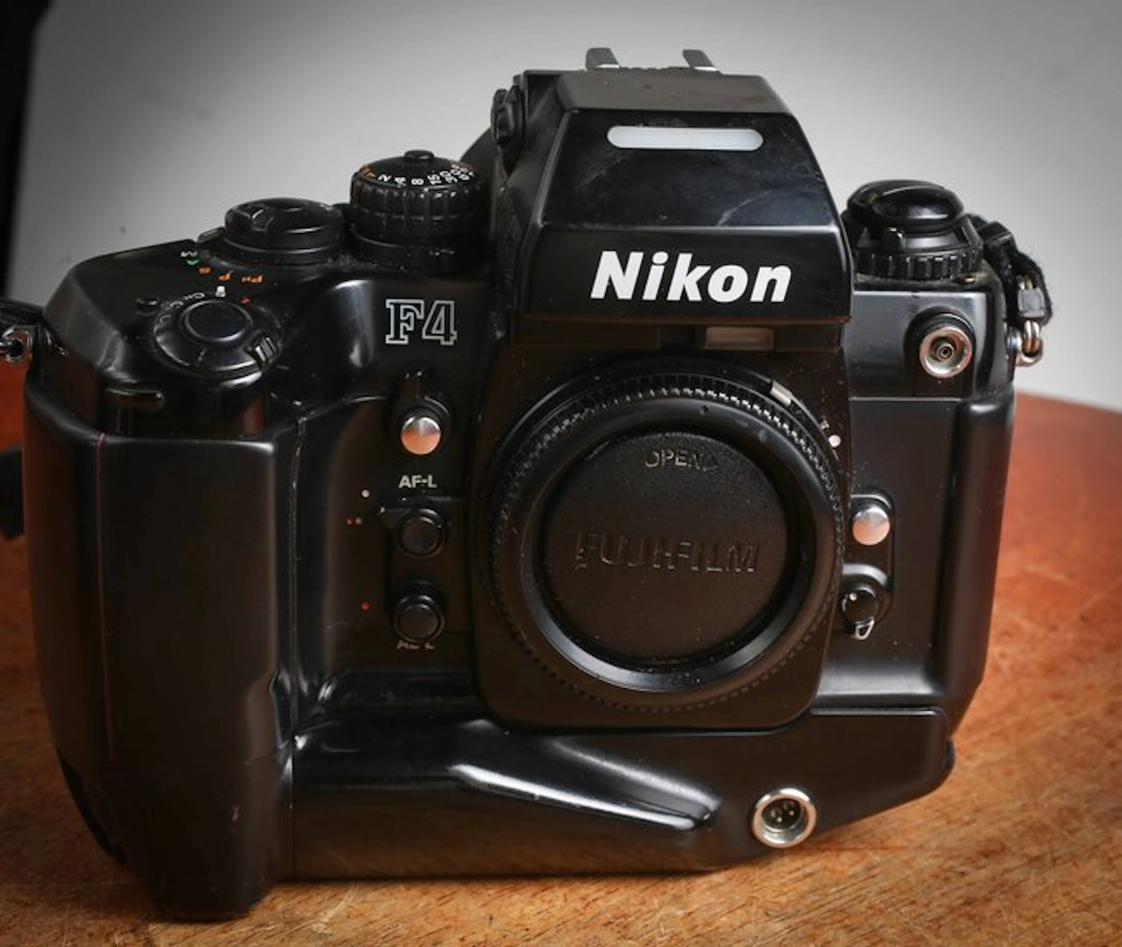 Nikon F4 avec MB-21 Analogue camera