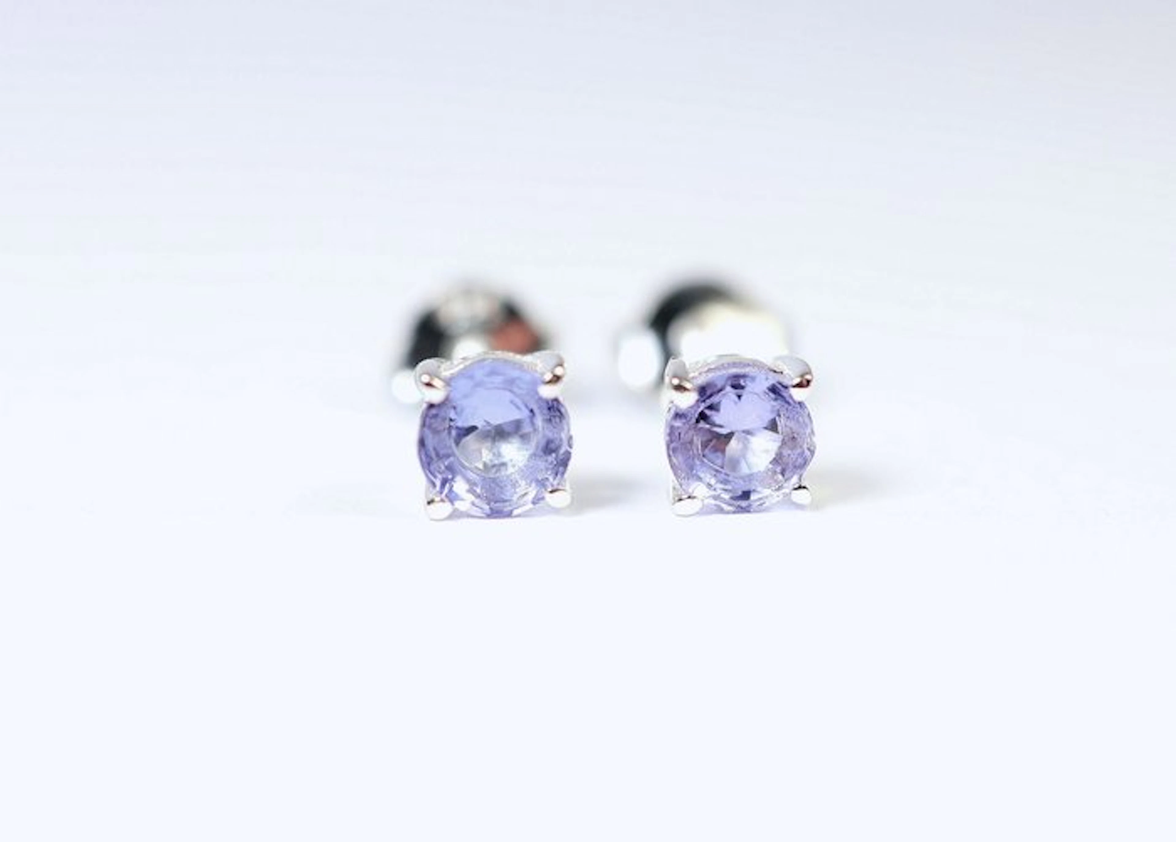2 x Tanzanite stud earrings / new 925. Sterling silver - 0.74 g - (2)
