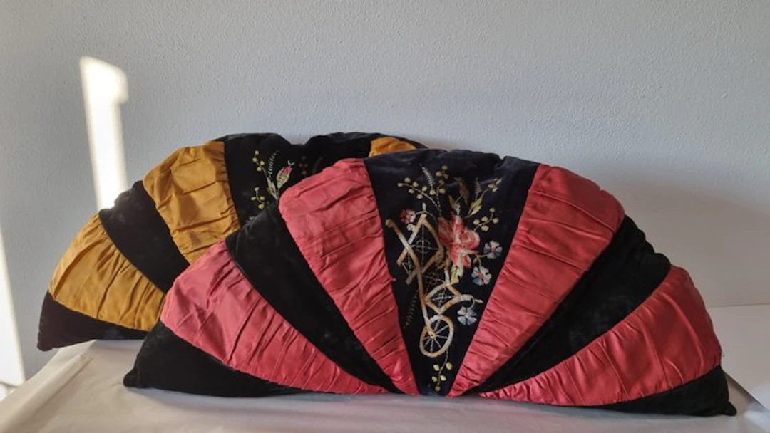 art déco 1920s Large crescent-shaped, embroidered - Cushion (2)