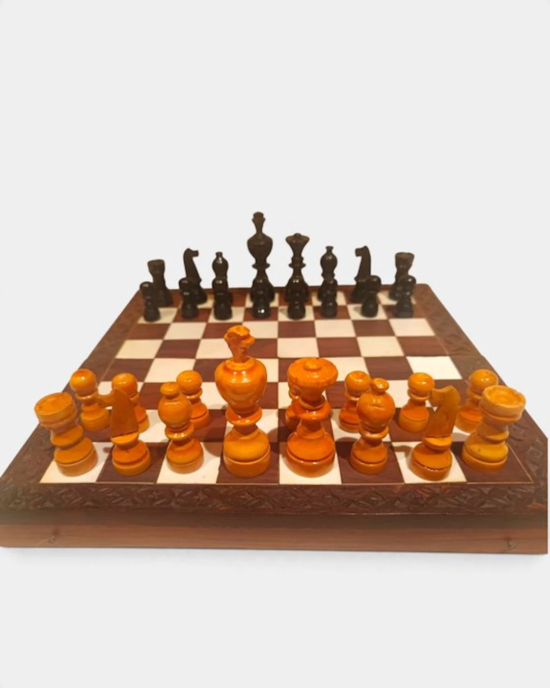 Chess set - piezas madera lacada - Carved wooden board