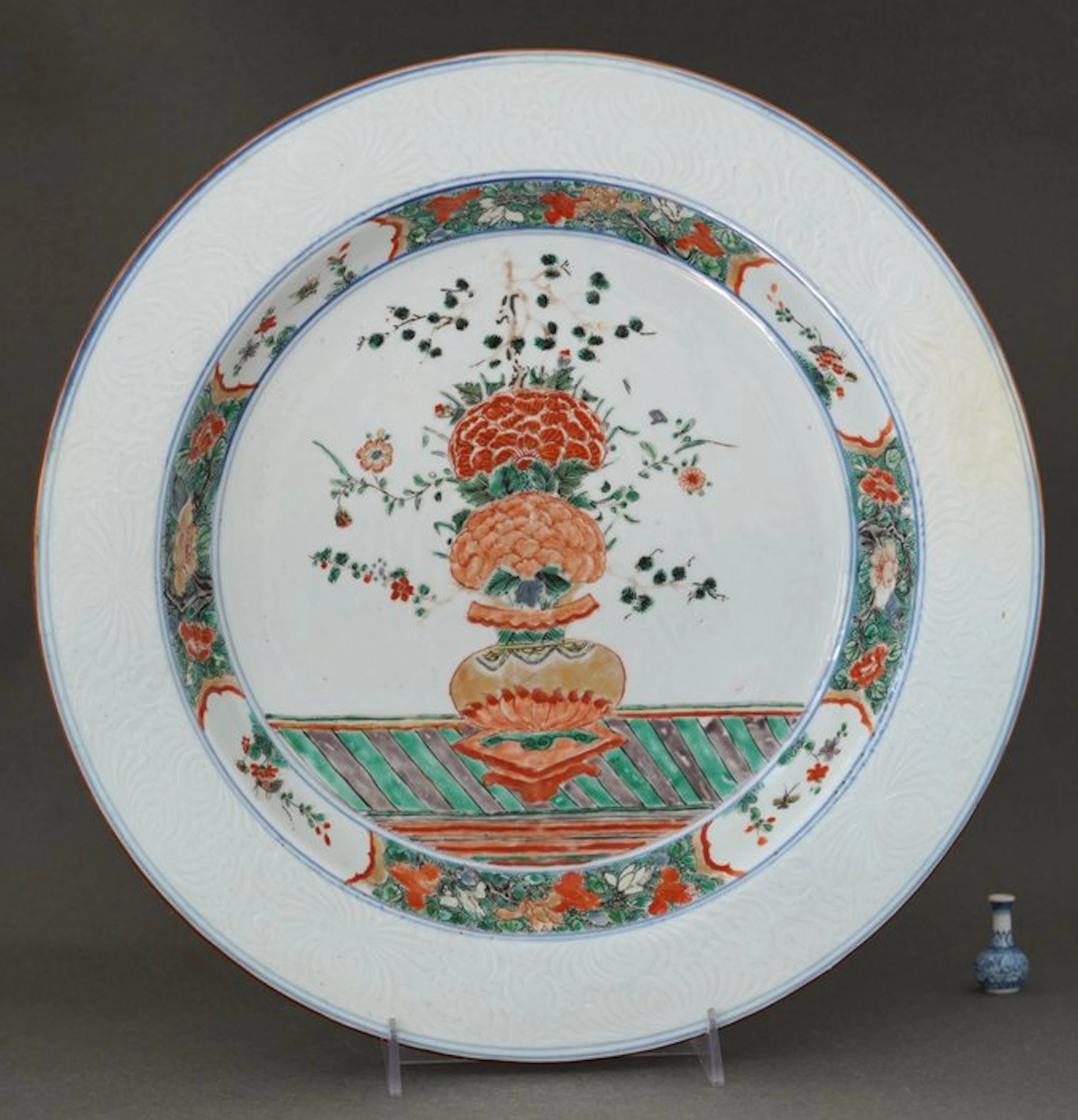 Kangxi (1662-1722) - Delicate Carved Anhua Floral Border...