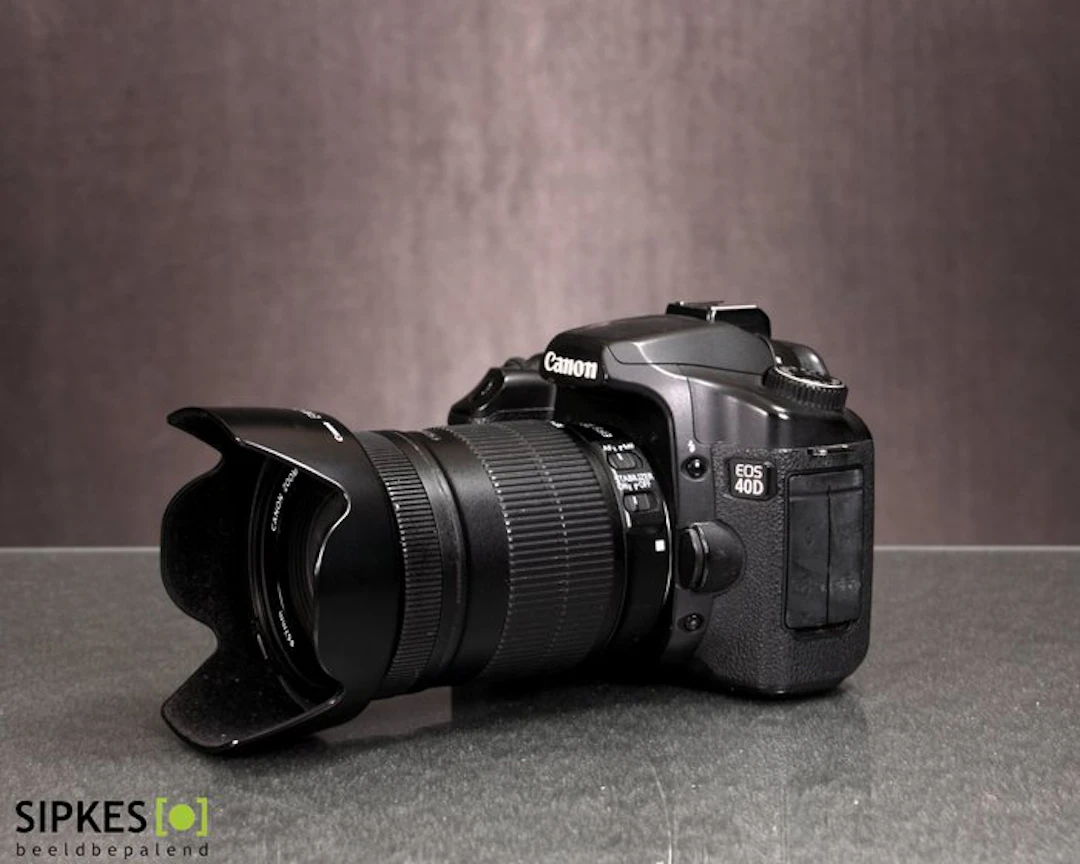 Canon EOS 40D + EF-S 18-135mm 3.5-5.6 IS / Digital reflex camera (DSLR)