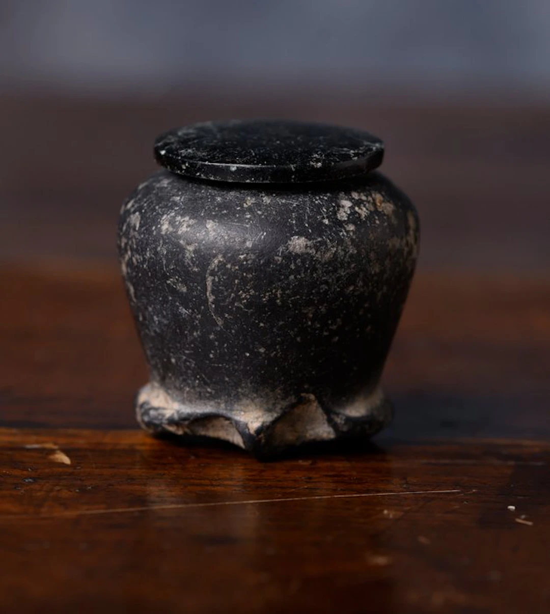 Ancient Egypt, Khôl basalt vase with its lid - 3.7 cm