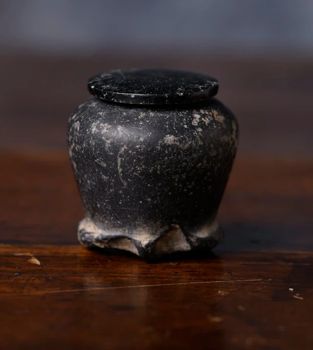 Ancient Egypt, Khôl basalt vase with its lid - 3.7 cm
