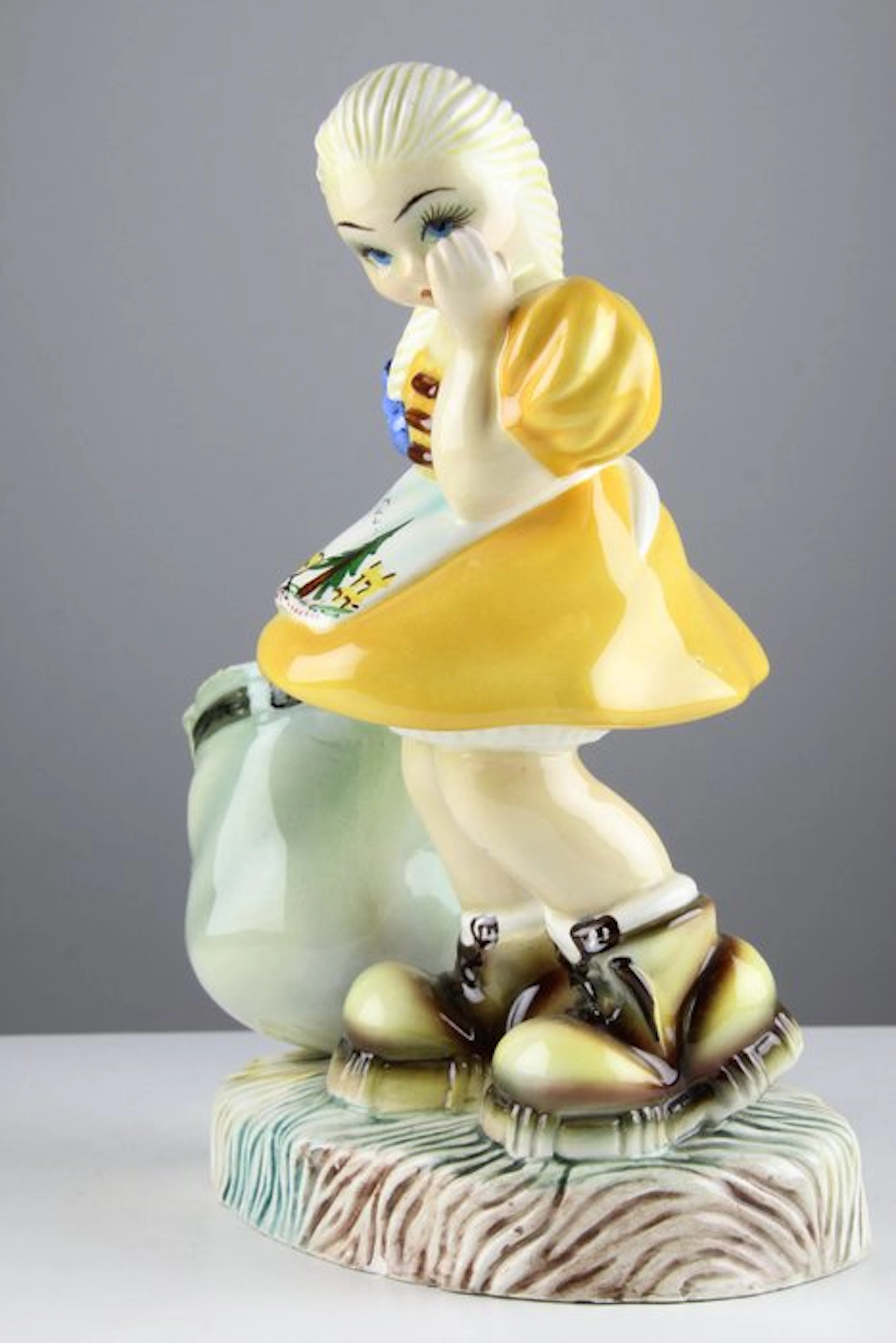Triart Bassano - Figurine - Young Hiker Girl with Backpack Holder - Ceramic