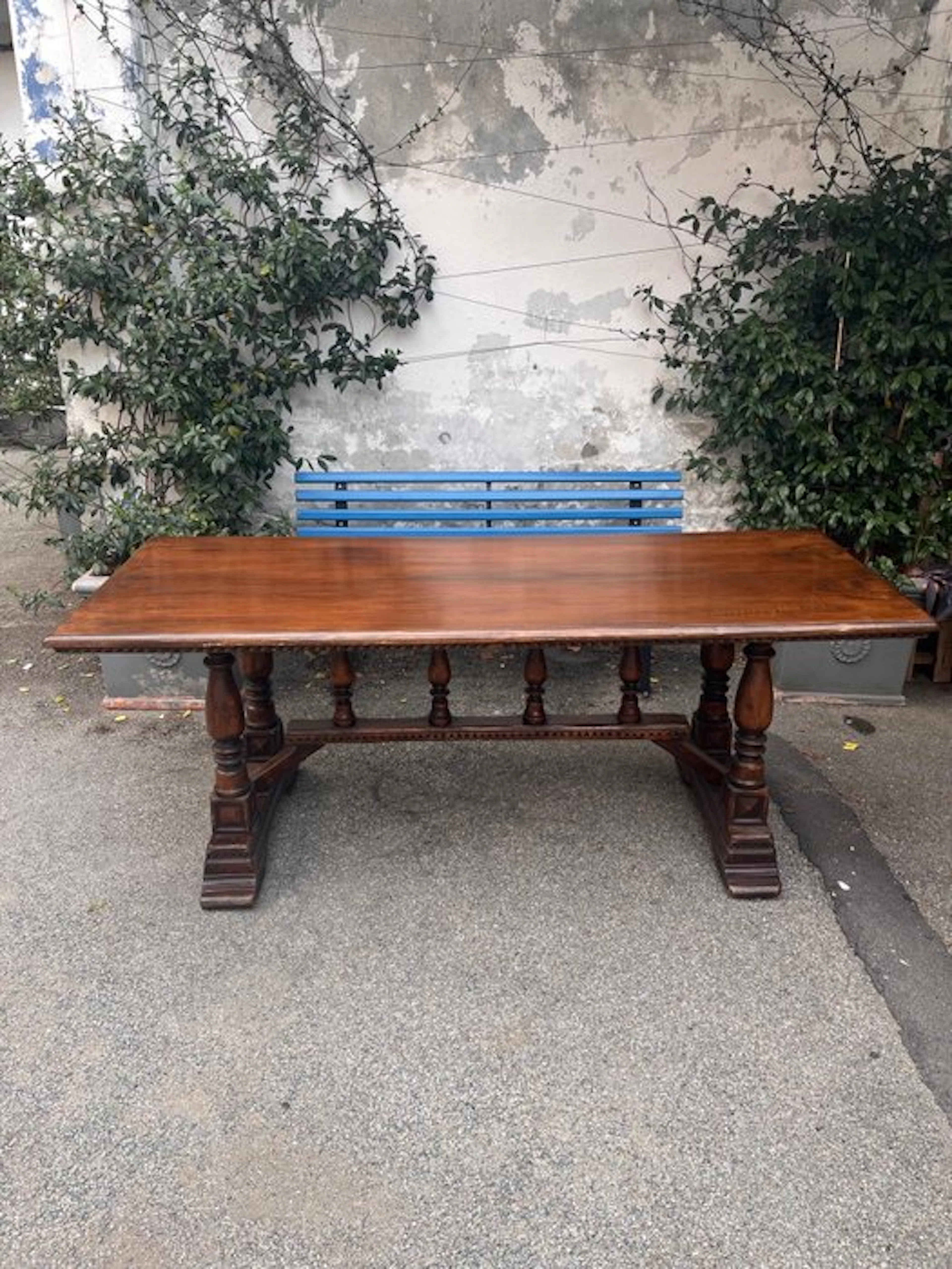 Dining table - Walnut