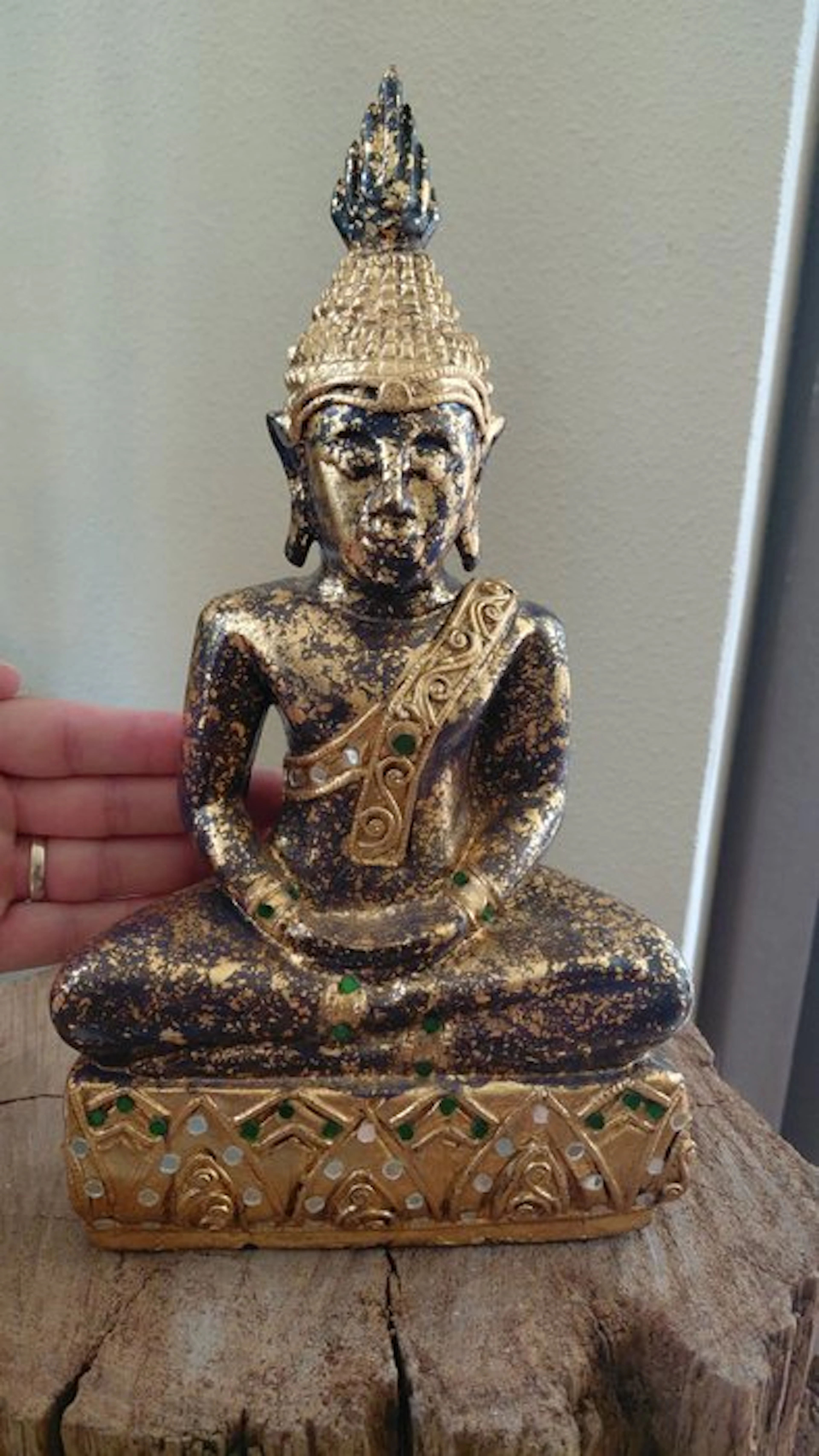 Thaise houten Boeddha – handbeschilderd met goudkleurige...