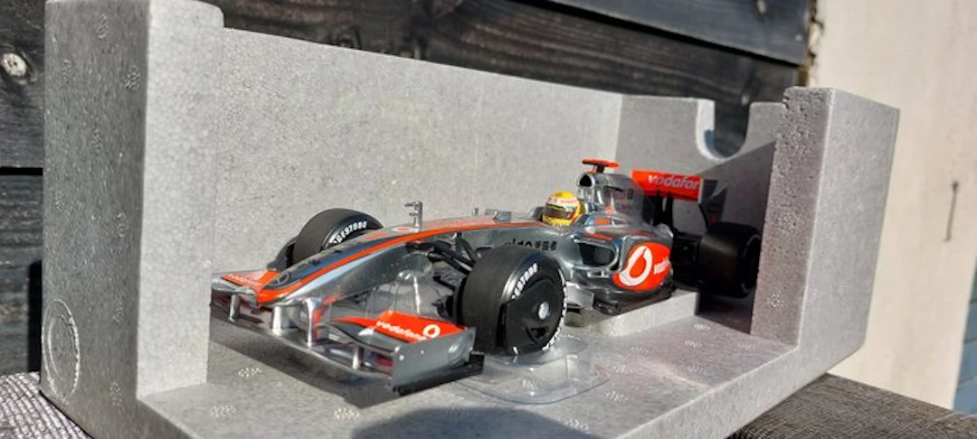 Paul's Model Art 1:18 - Model race car - Vodafone McLaren...