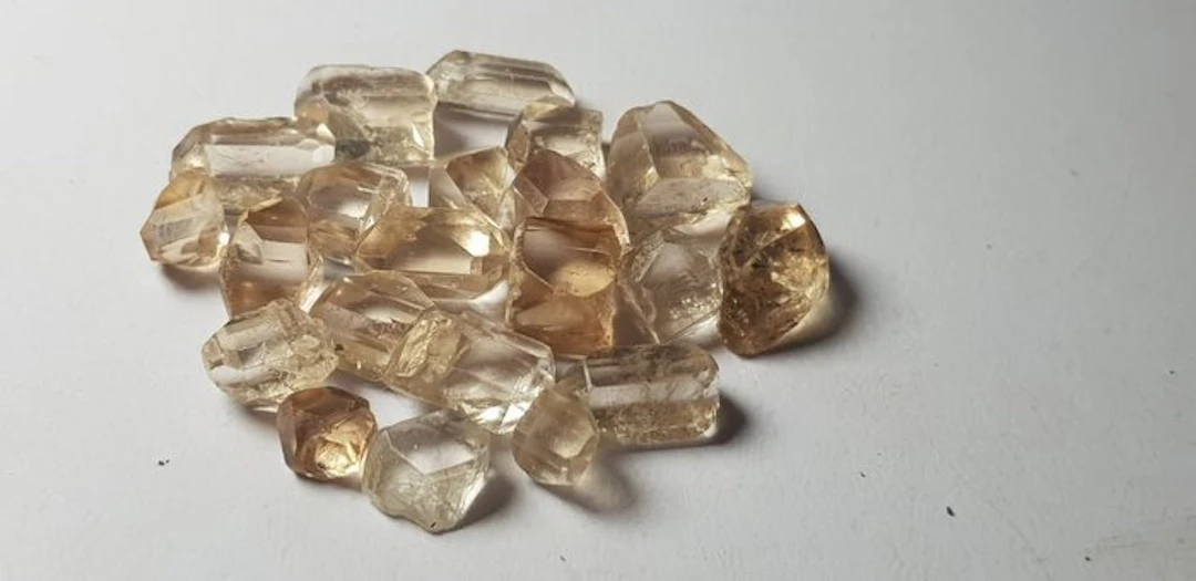 Exceptional facet Quality rough Topaz Crystals- 50 g - (30)