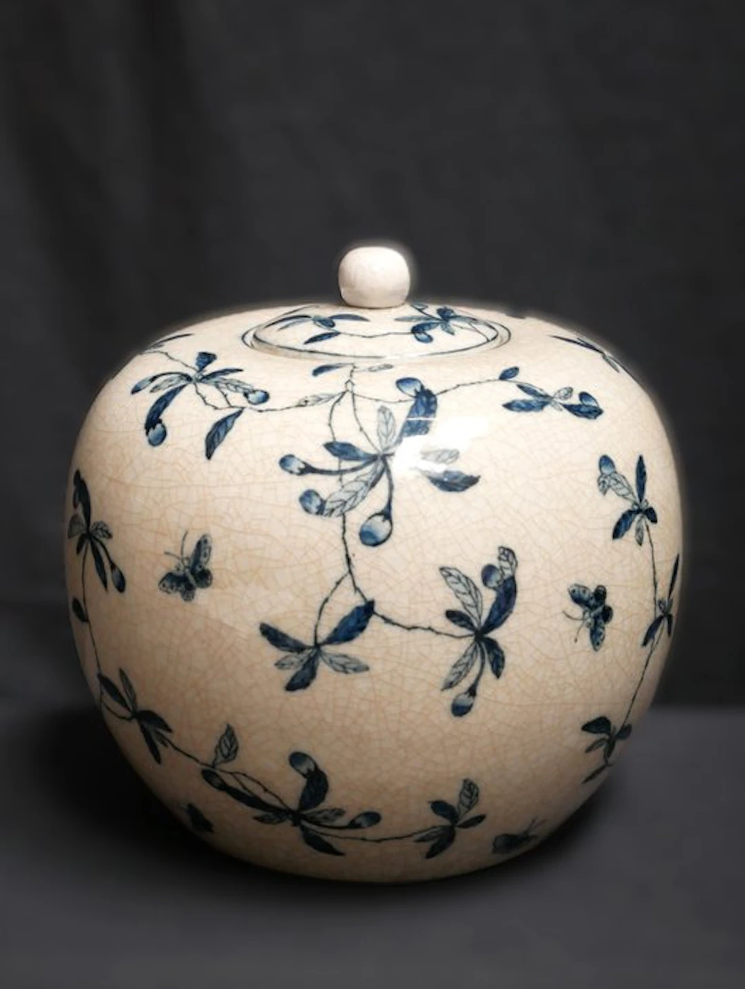 Lidded vase - Porcelain - handpainted underglazed
