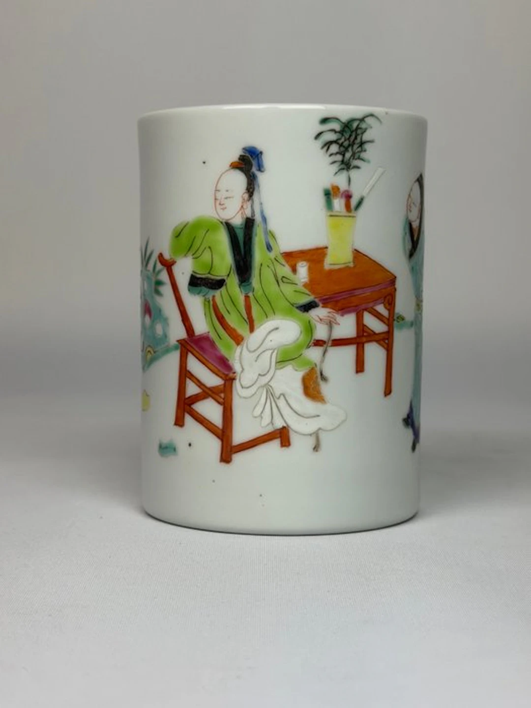 Famille Rose Figural Porcelain Brush Pot - Porcelain - China - 20th century