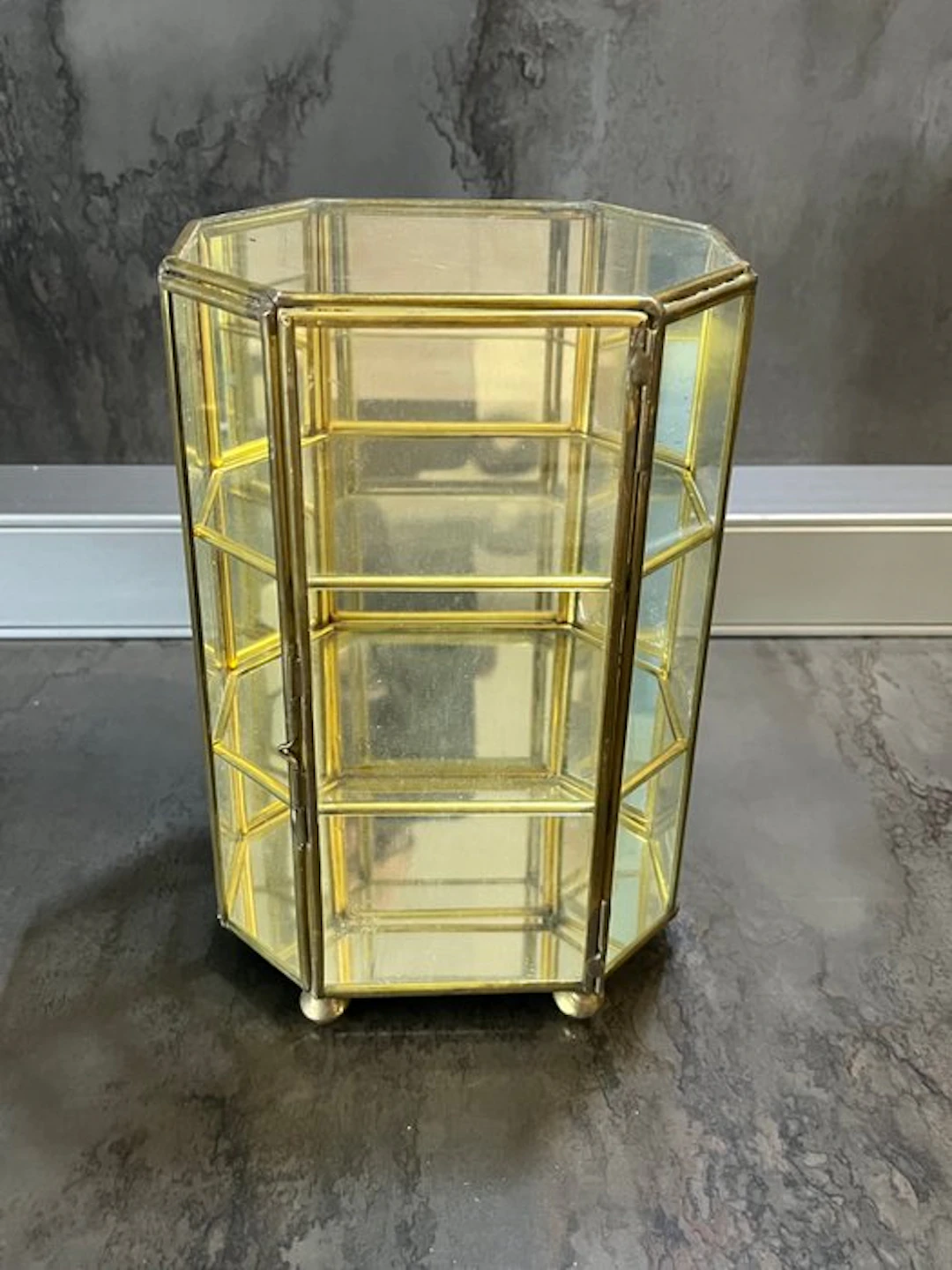 Display cabinet - Glass, mirror and brass