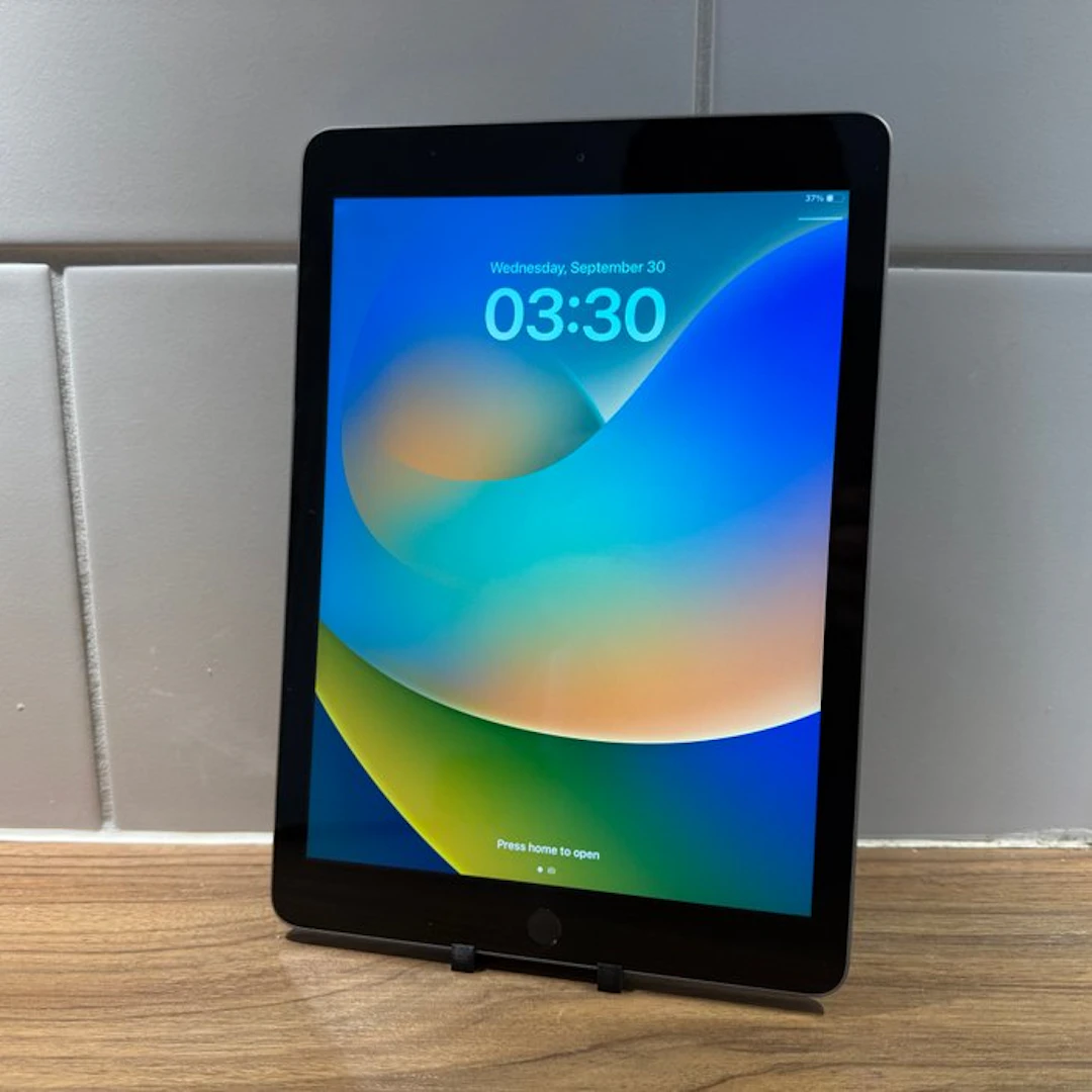 Apple iPad (5th Generation) 128GB Wifi - Mobile phone