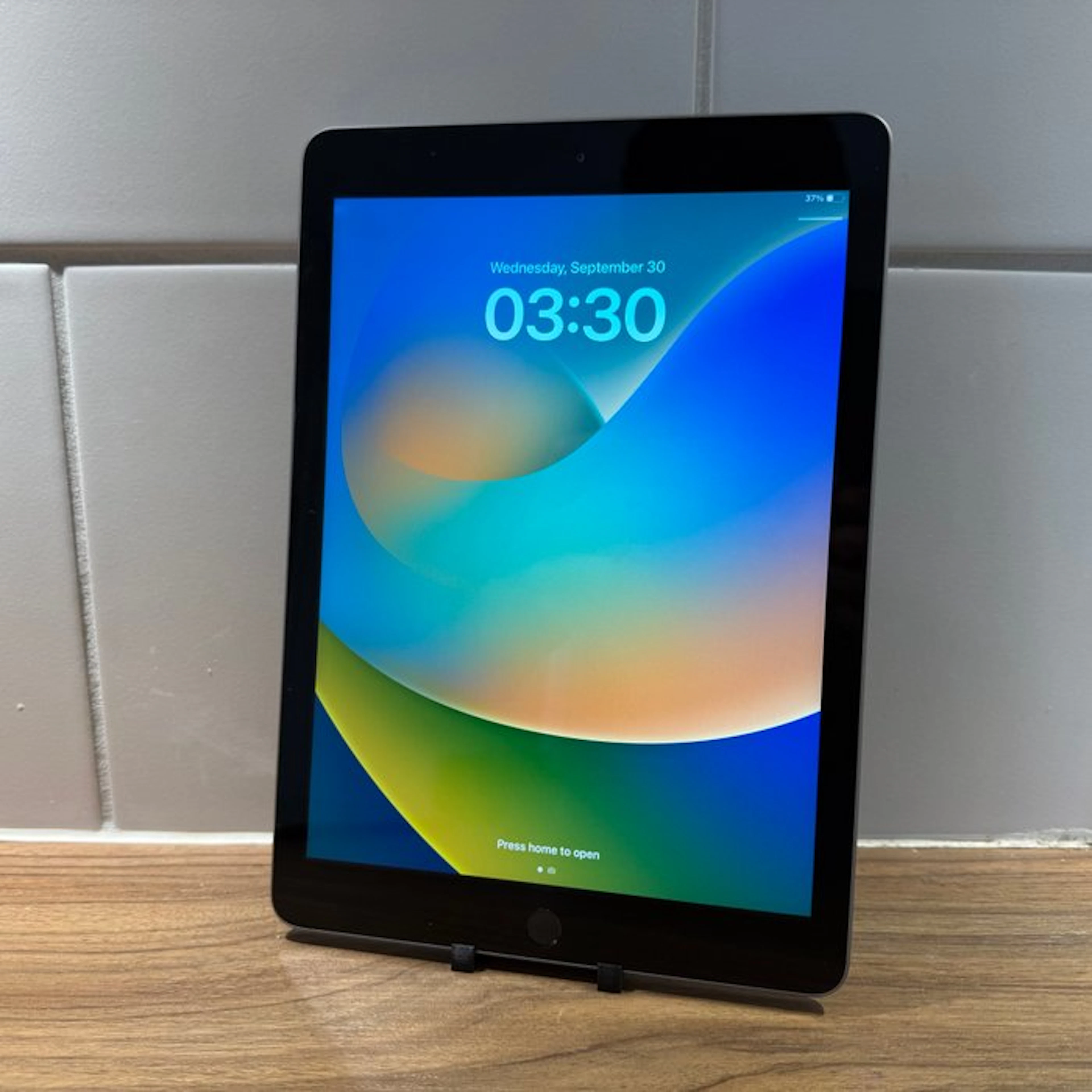Apple iPad (5th Generation) 128GB Wifi - Mobile phone