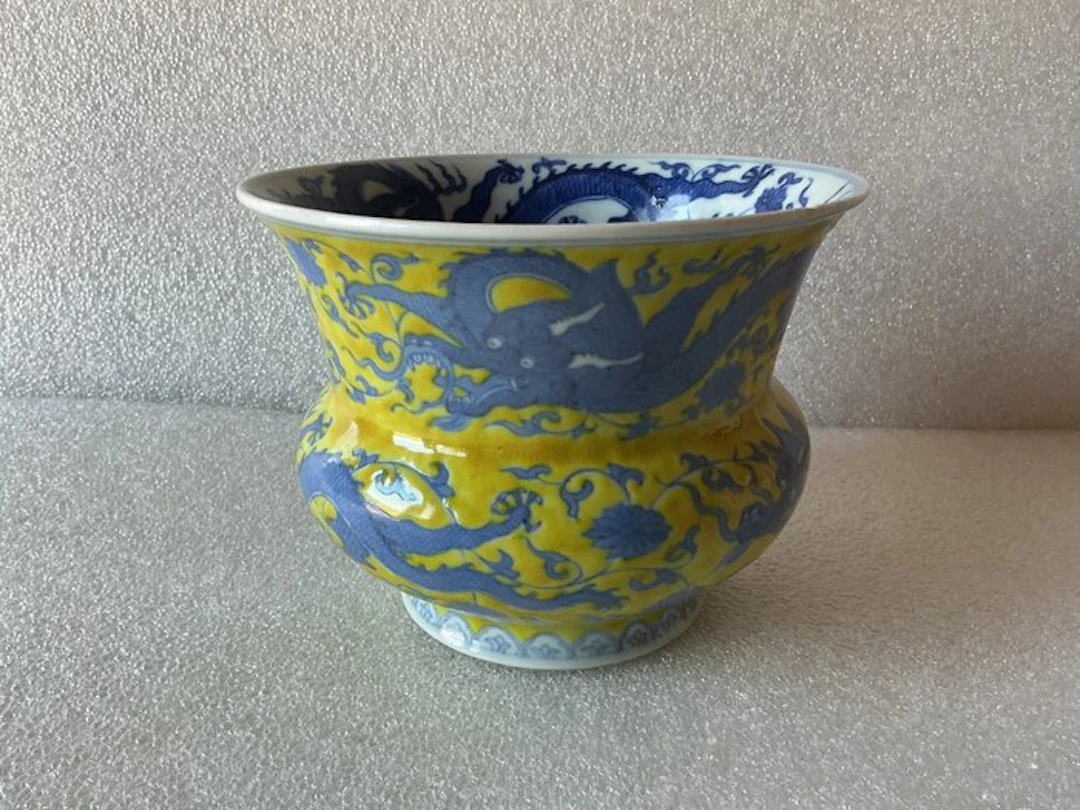 Vase - Ceramic - China - Guangxu (1875-1908) - Vase with blue dragons