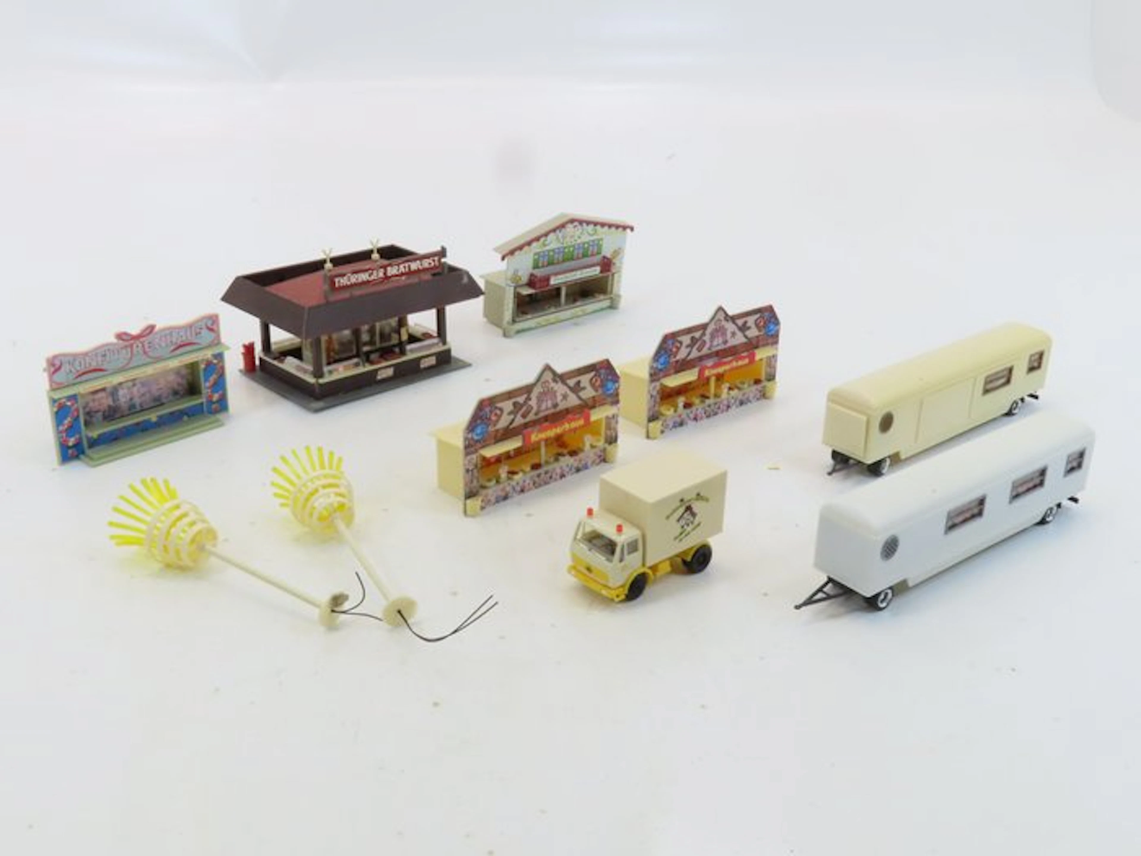 Faller H0 - Model train buildings (8) - DOUBLE 5 carnival stalls and vehicles