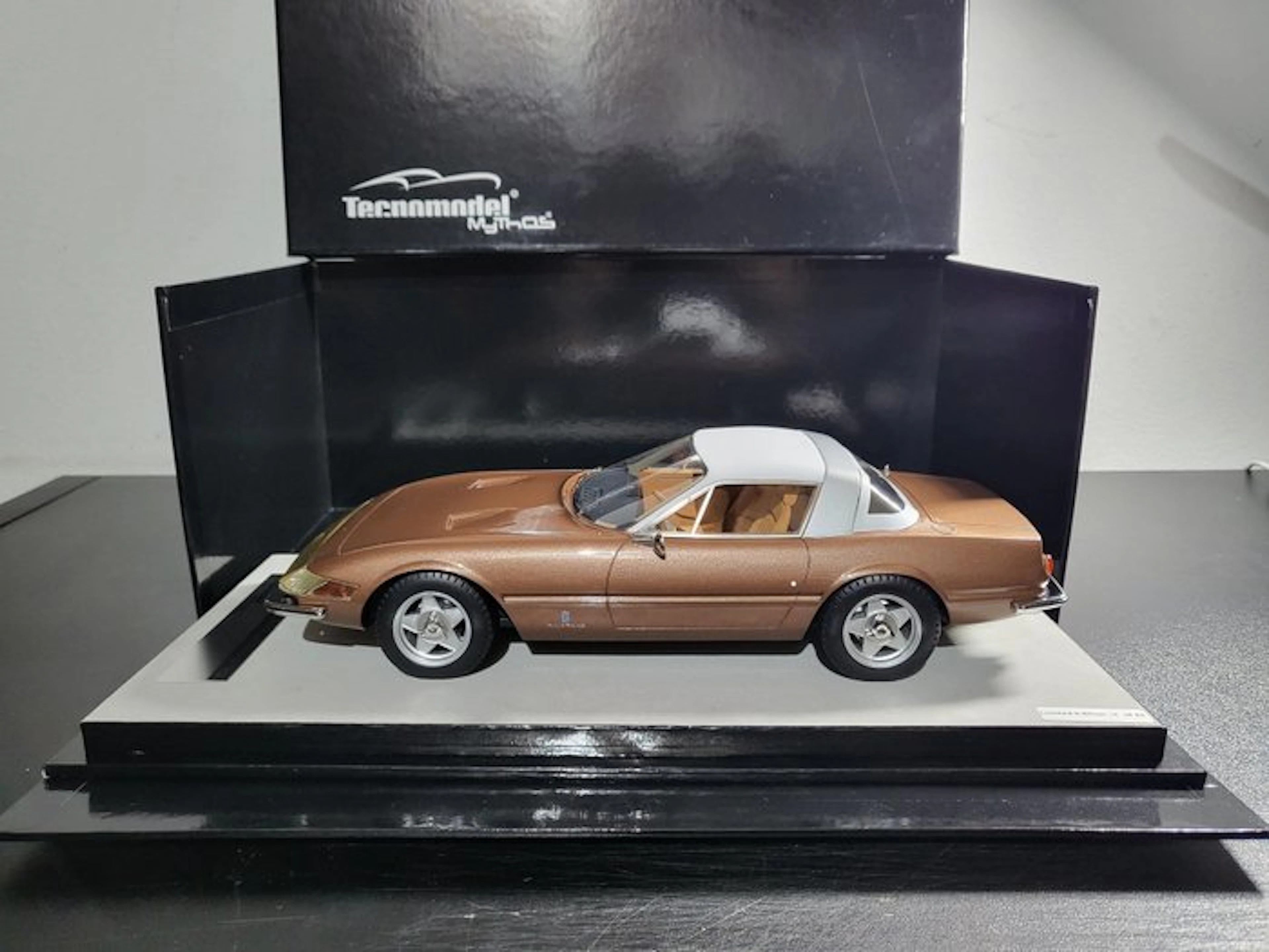 Tecnomodel 1:18 - Model sports car - Ferrari 365 GTB4...