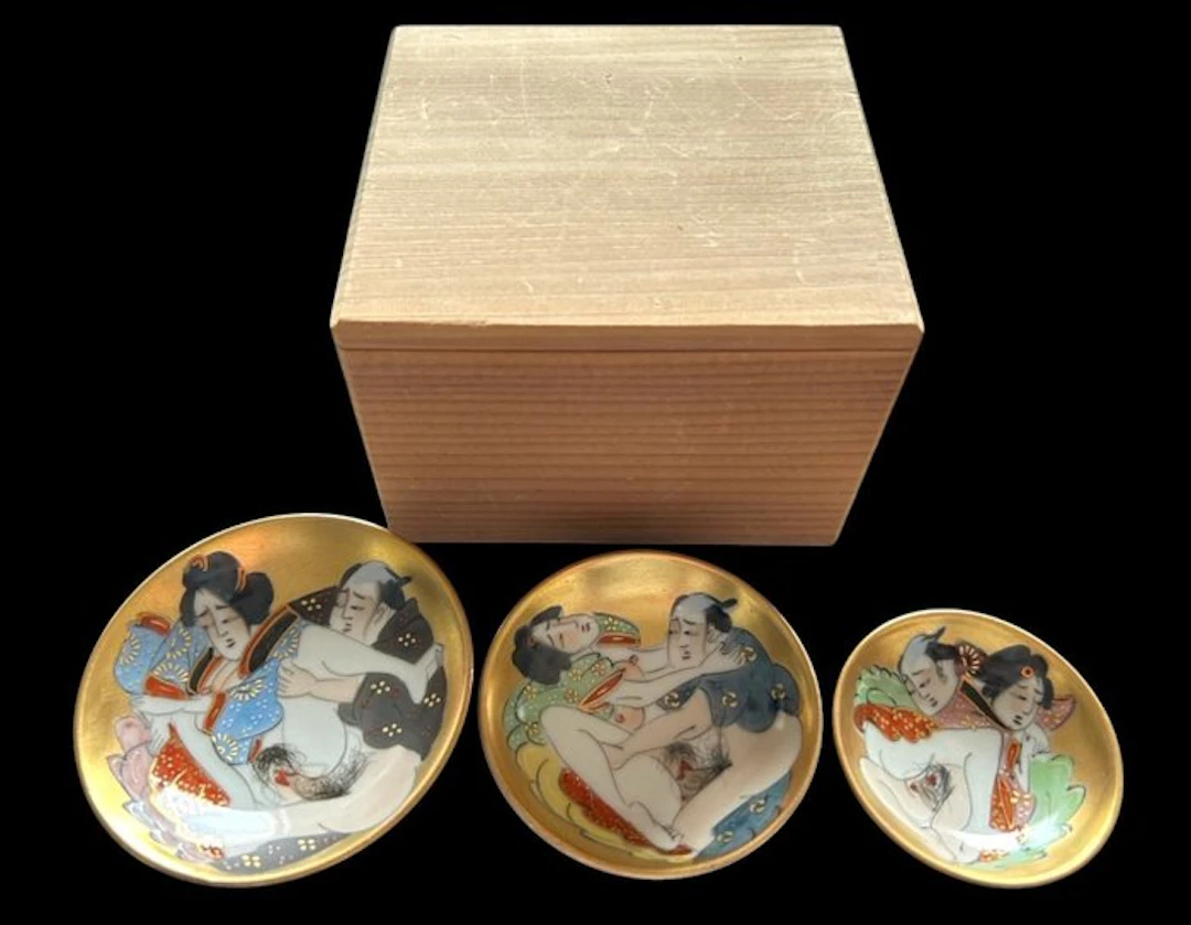 Kutani – Set of 3 Shunga sake cups (sakazuki) –...