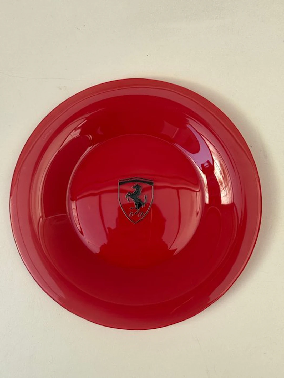 Badge - Ferrari - Questo piatto rossa in collaborazione...