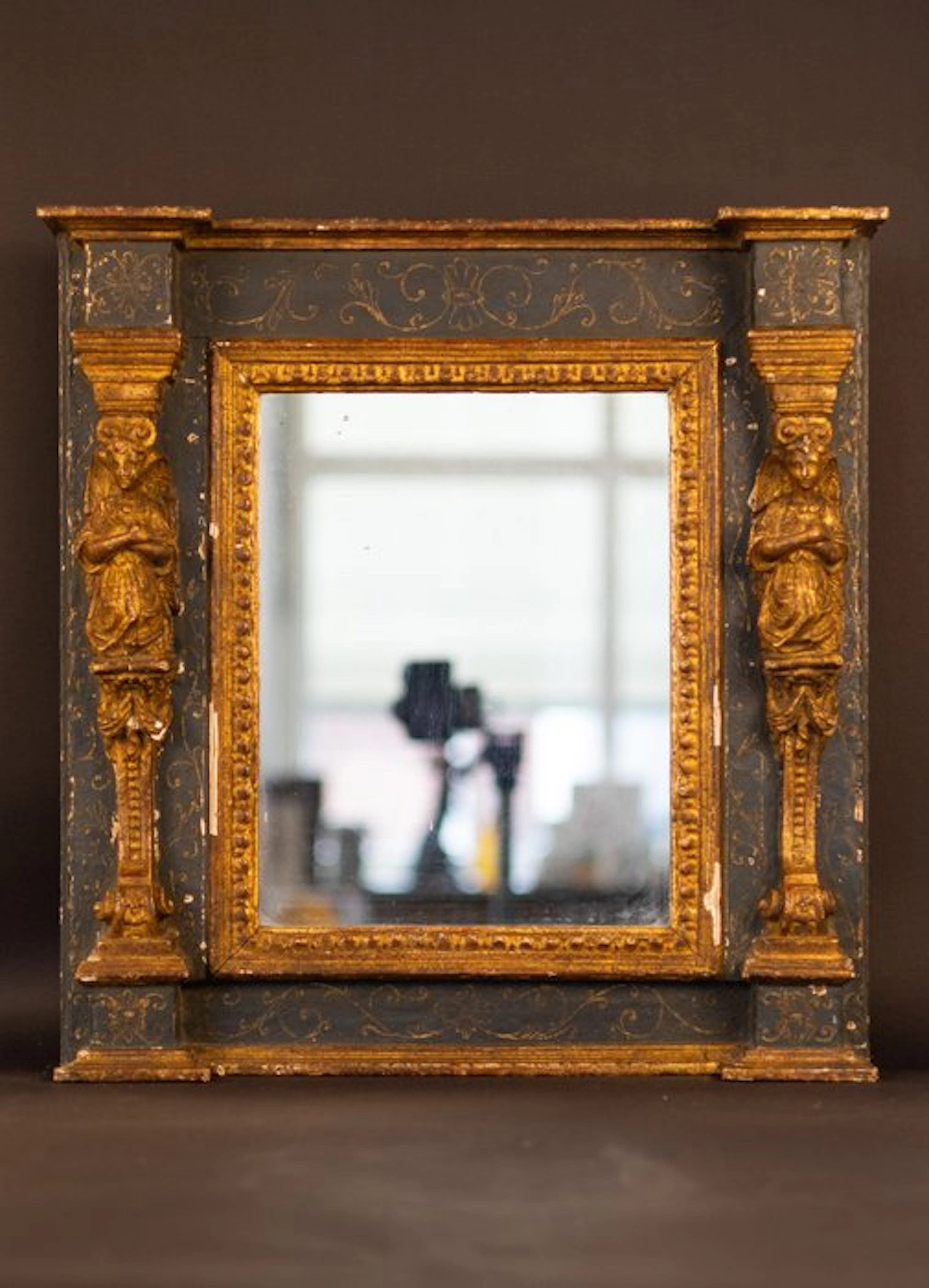 A Mannerist Parcel-Gilt Architectural Tabernacle Mirror - Mirror - Gilt wood