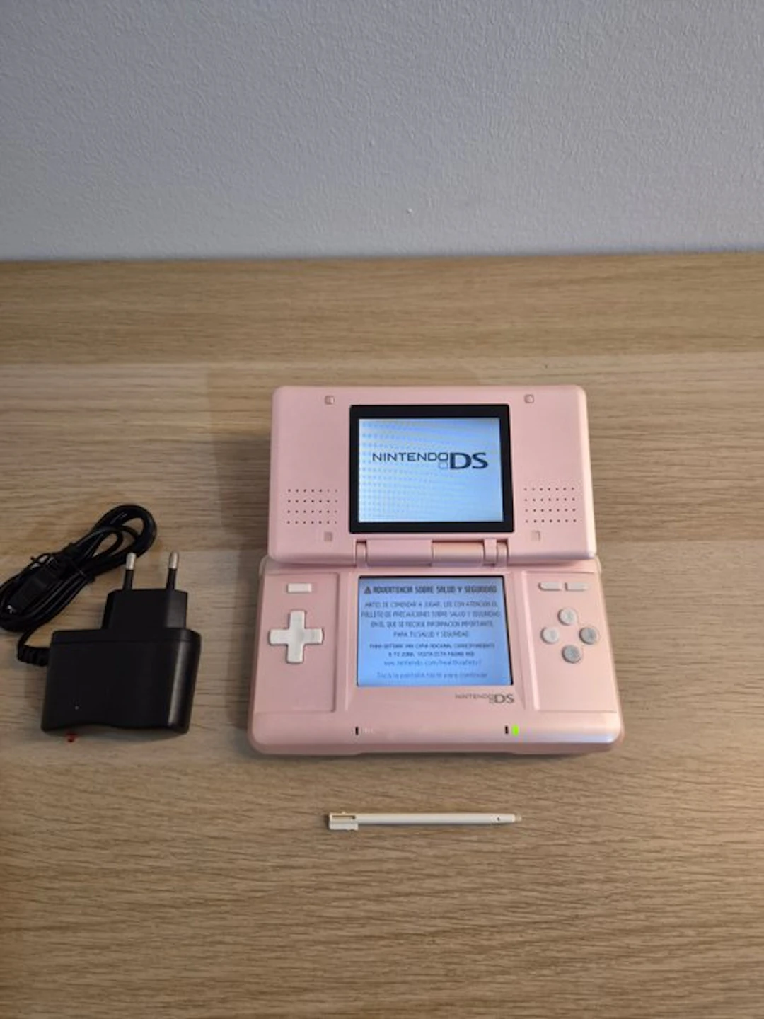 Nintendo - DS - Nintendo DS Rosa - Handheld game console - Without original box