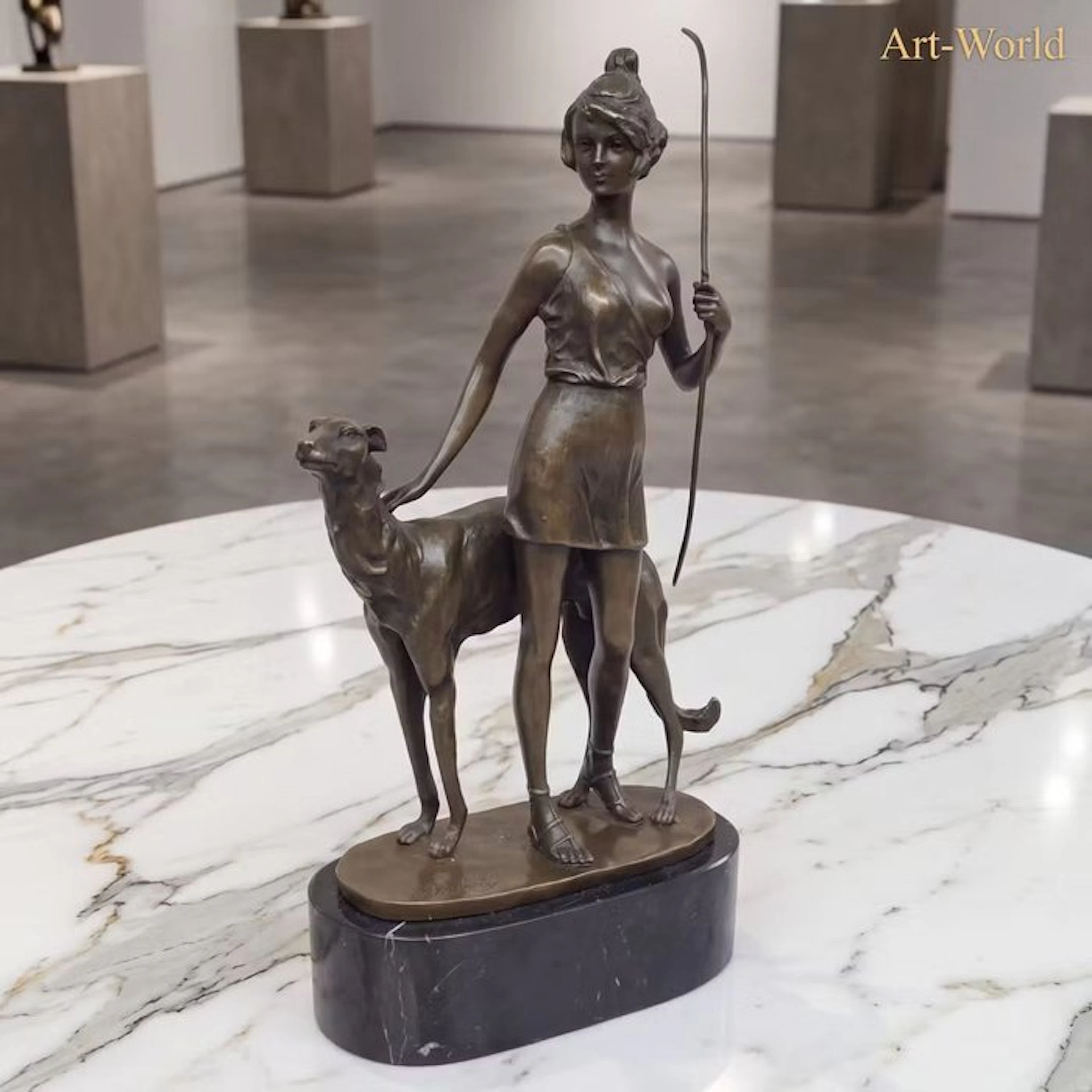 Statue, Groot formaat (45 cm) sculptuur van Diana in de...