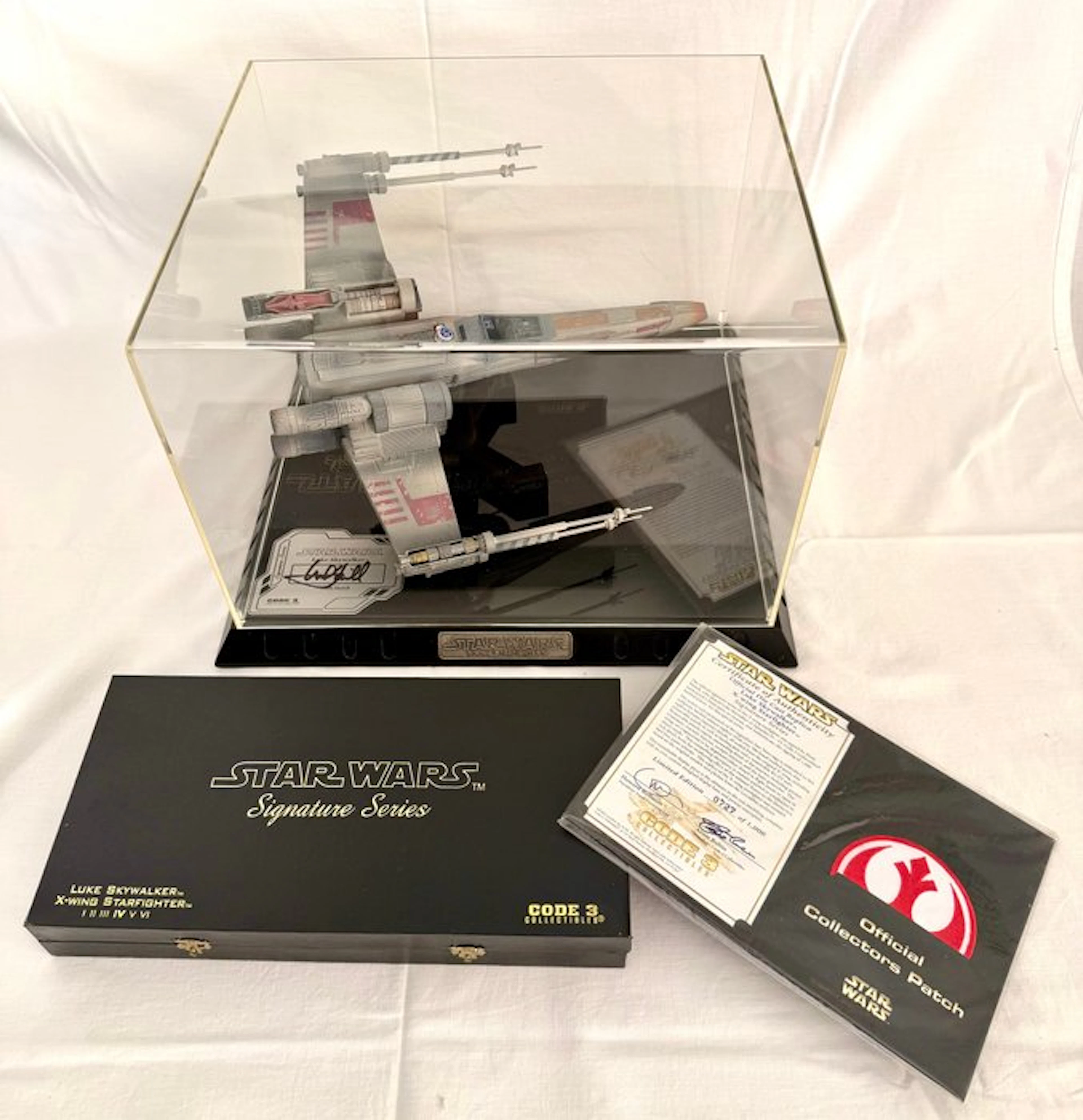 Star Wars - X-Wing Starfighter Model - Signed by Mark Hamill - in Display case