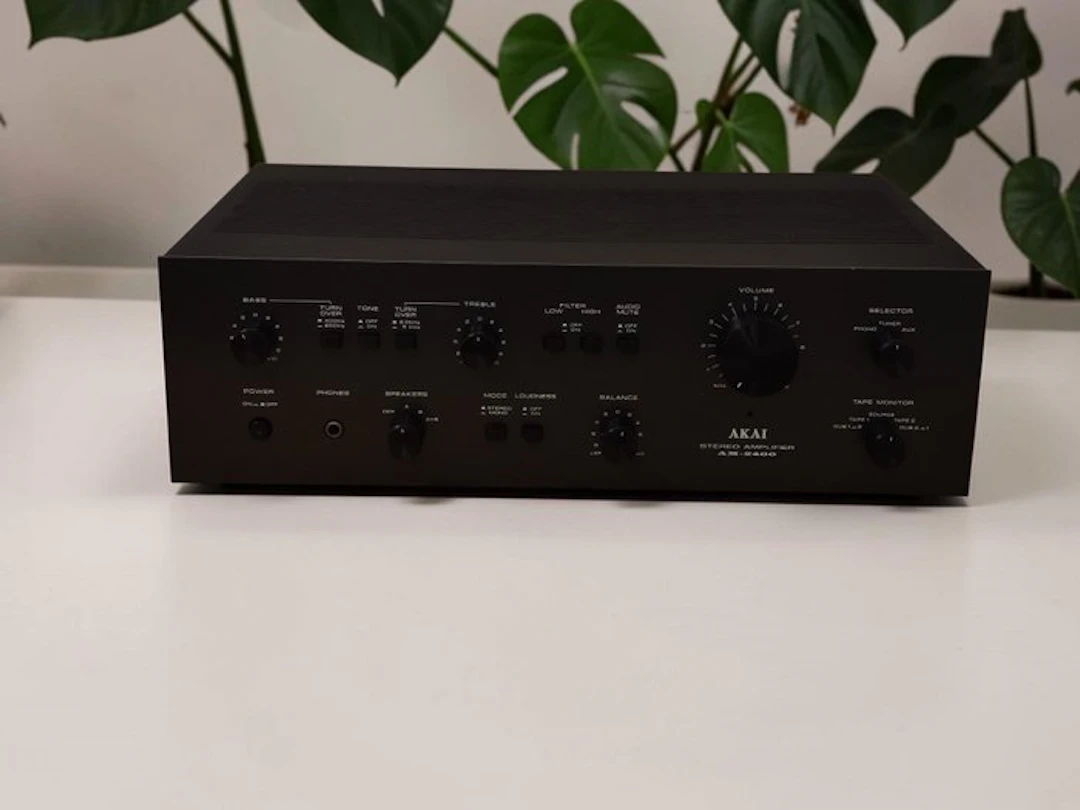 Akai - AM-2400, Vintage Solid state integrated amplifier