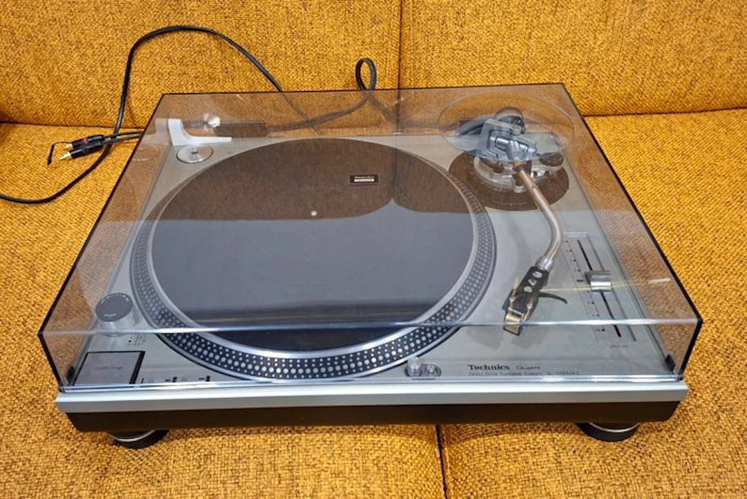 Technics - SL-1200MK2 Turntable