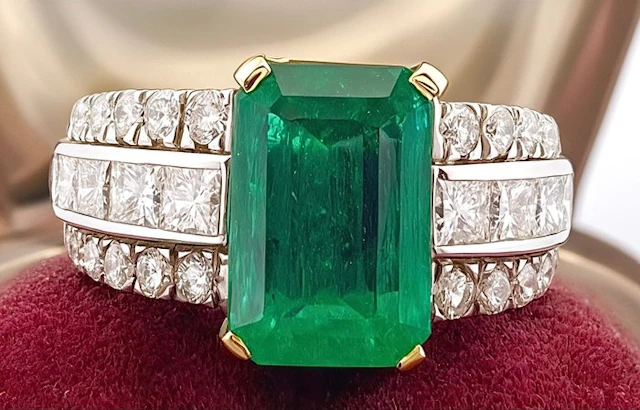 Ring - 18 kt. White gold, Yellow gold Emerald - Diamond