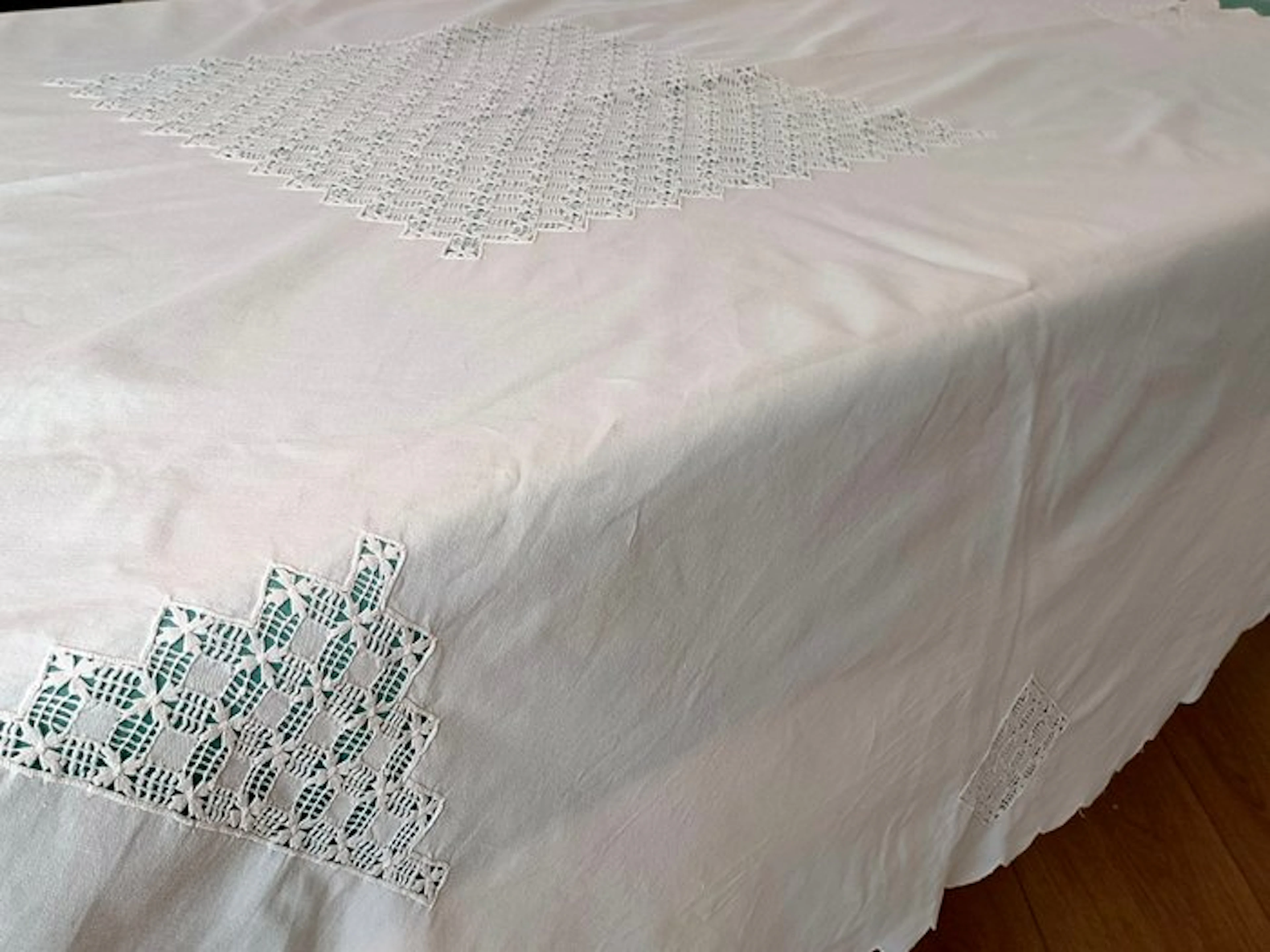 Round/Oval tablecloth - Tablecloth - 188 cm - 183 cm - With lace inserts.