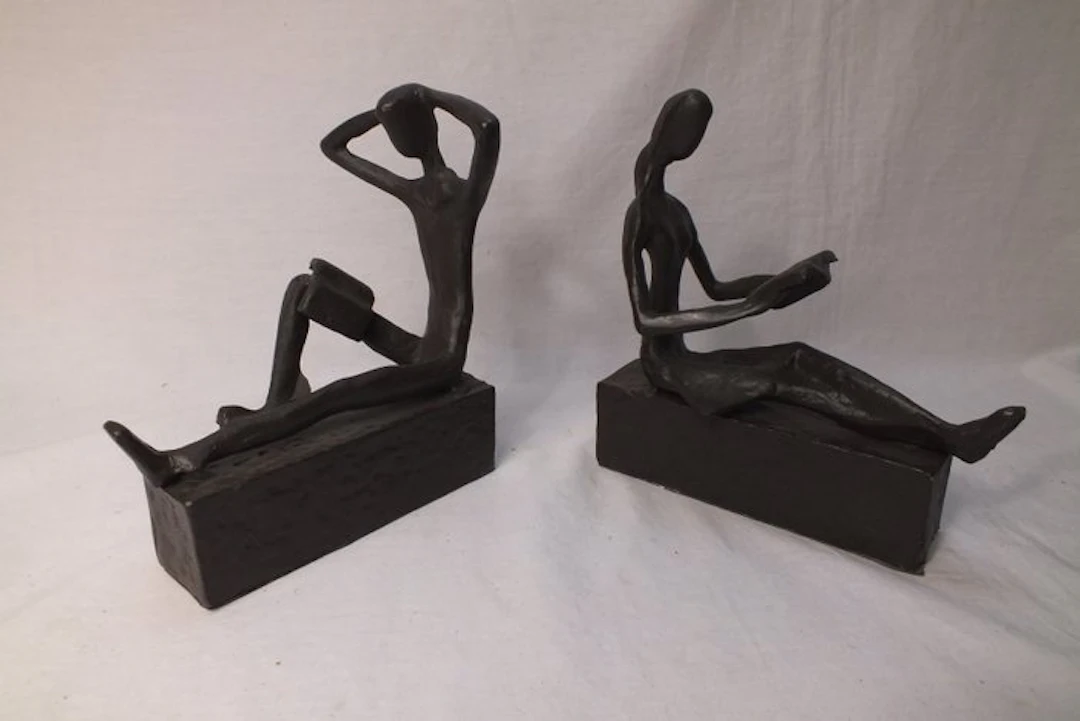 Danya B. - Sculpture, Boekenlezers. - 17 cm - Cast iron.