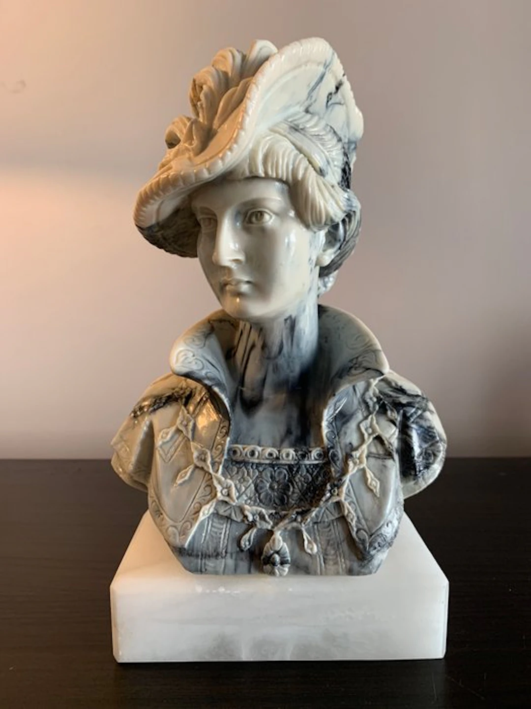Statue, La femme au chapeau - after Gianelli - 22 cm - Resin