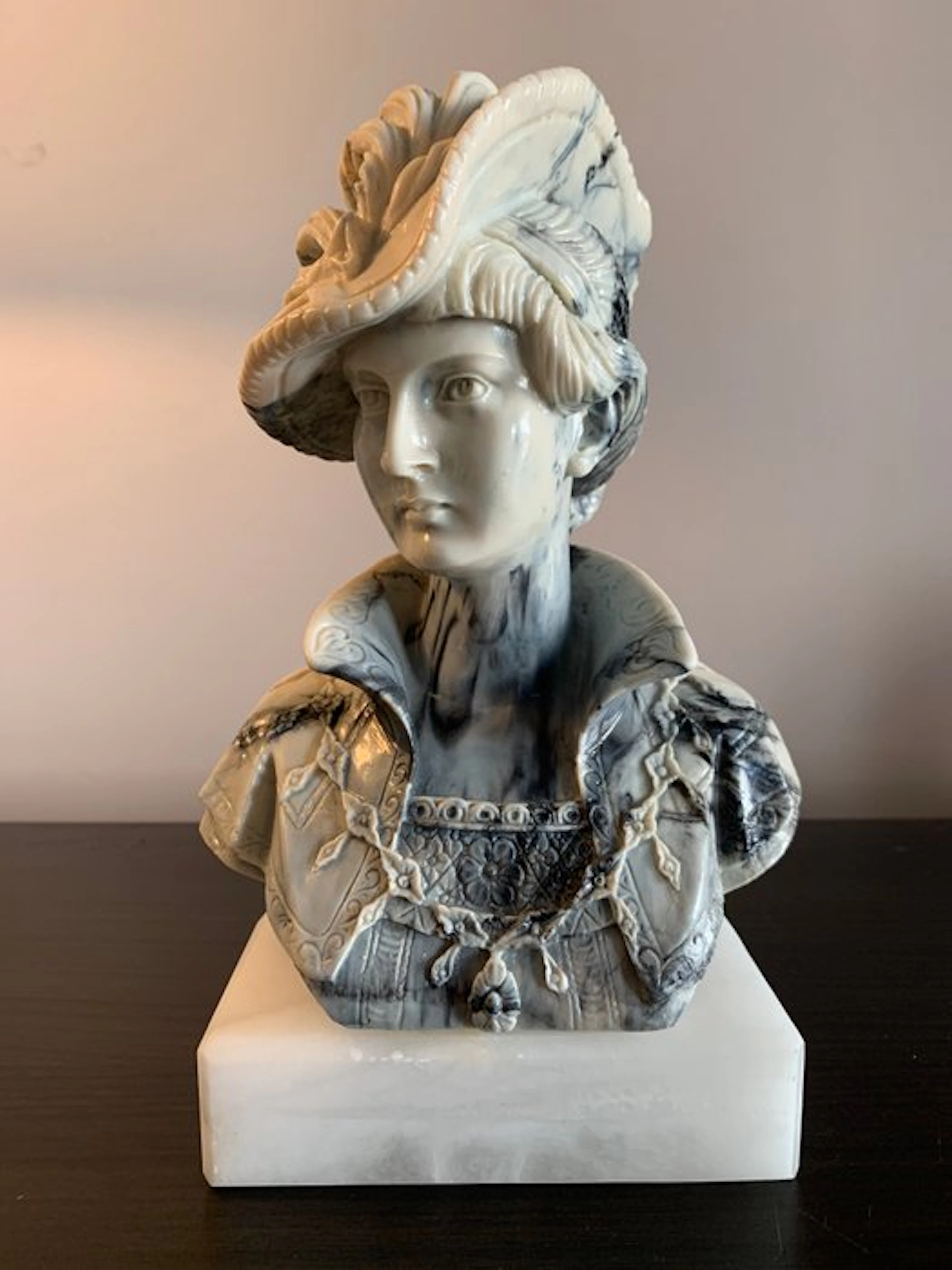 Statue, La femme au chapeau - after Gianelli - 22 cm - Resin