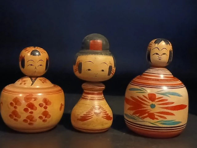 Figurine - Zeldzame Set van 3 Vintage Kokeshi Poppen...