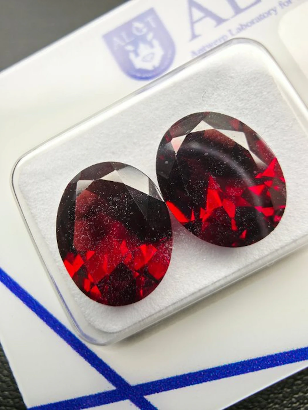 No reserve price - 2 pcs Red
