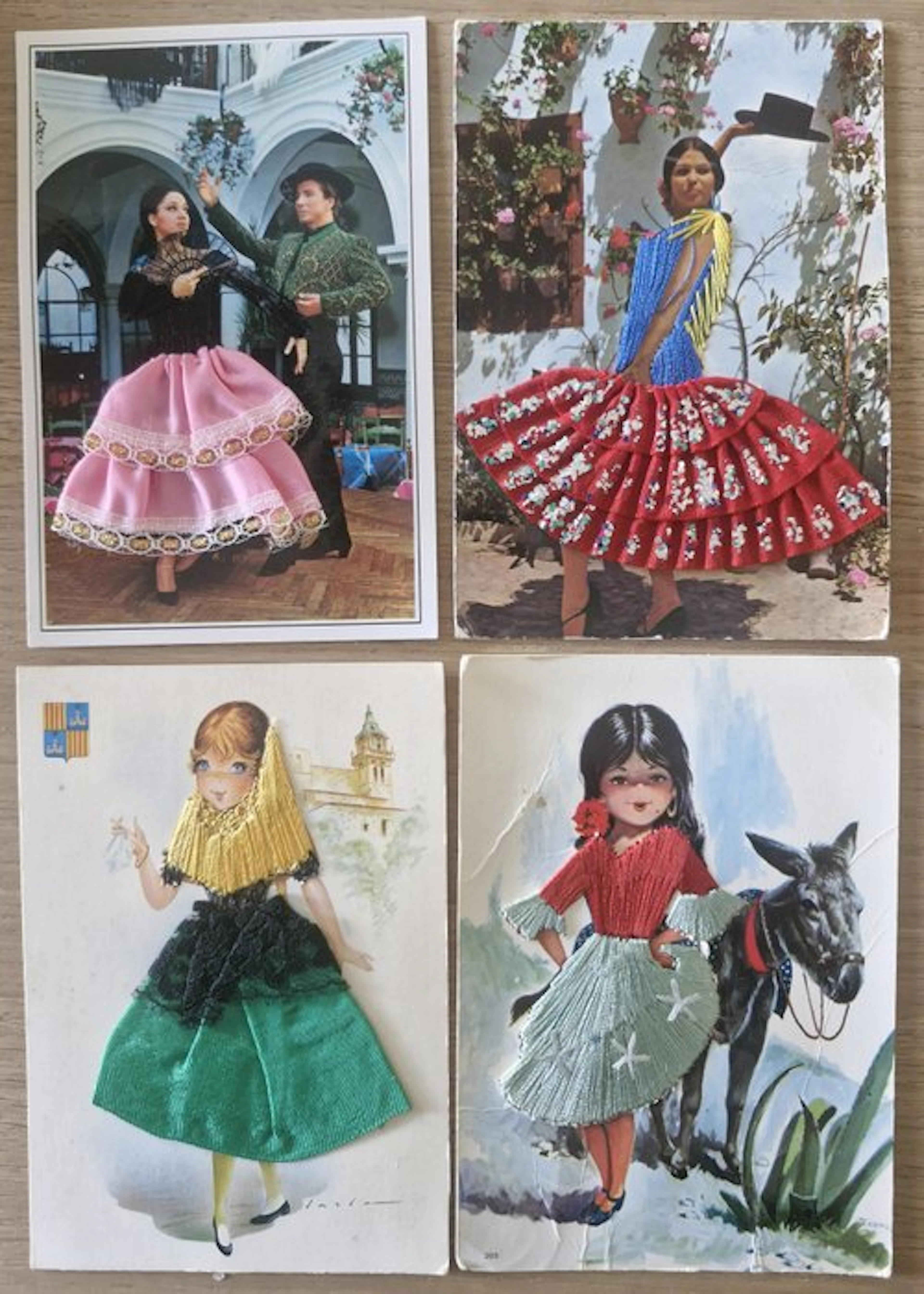 Folklore - Varied lot with original Rokjeskaarten and embroidered cards