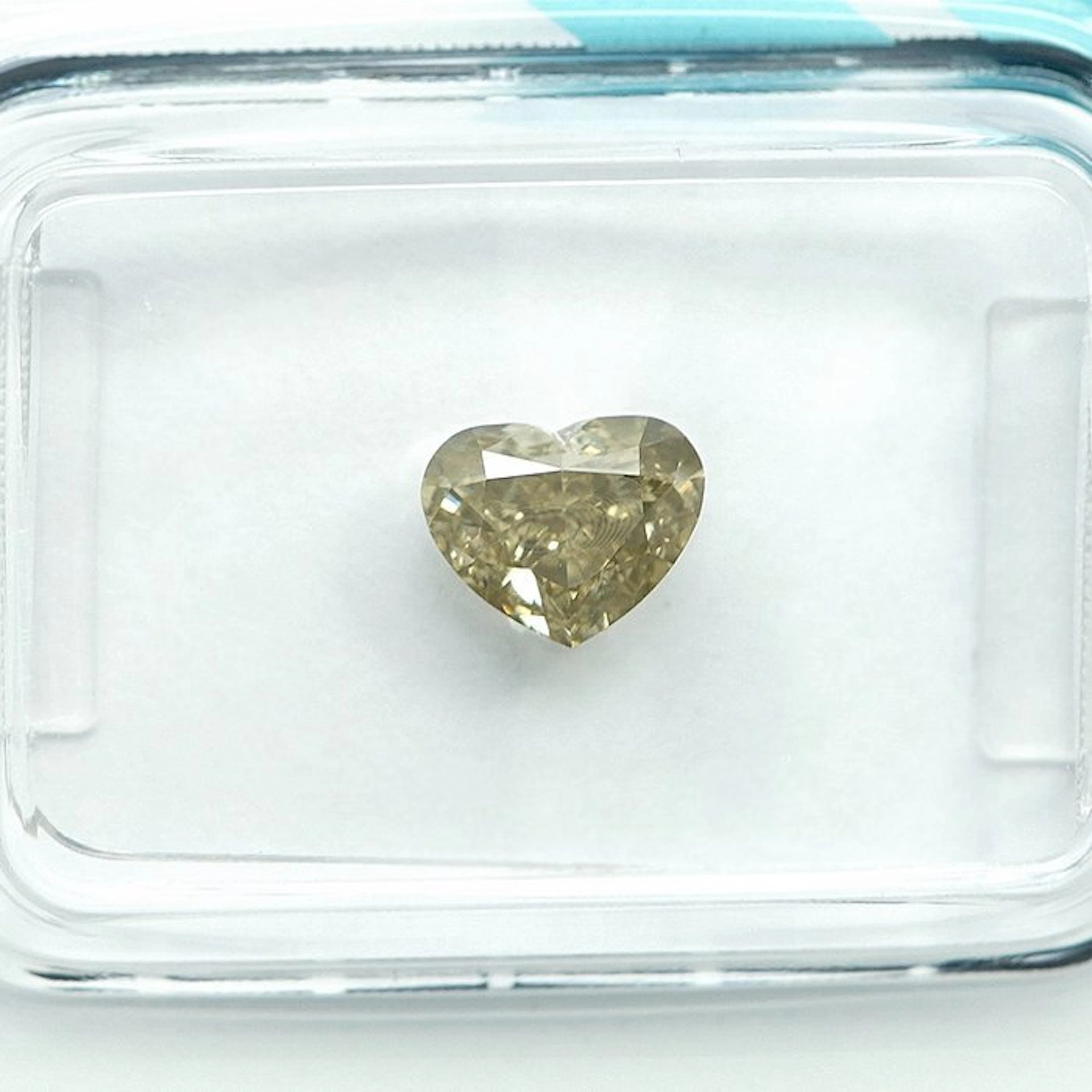 No reserve price - 1 pcs Diamond (Natural coloured)...